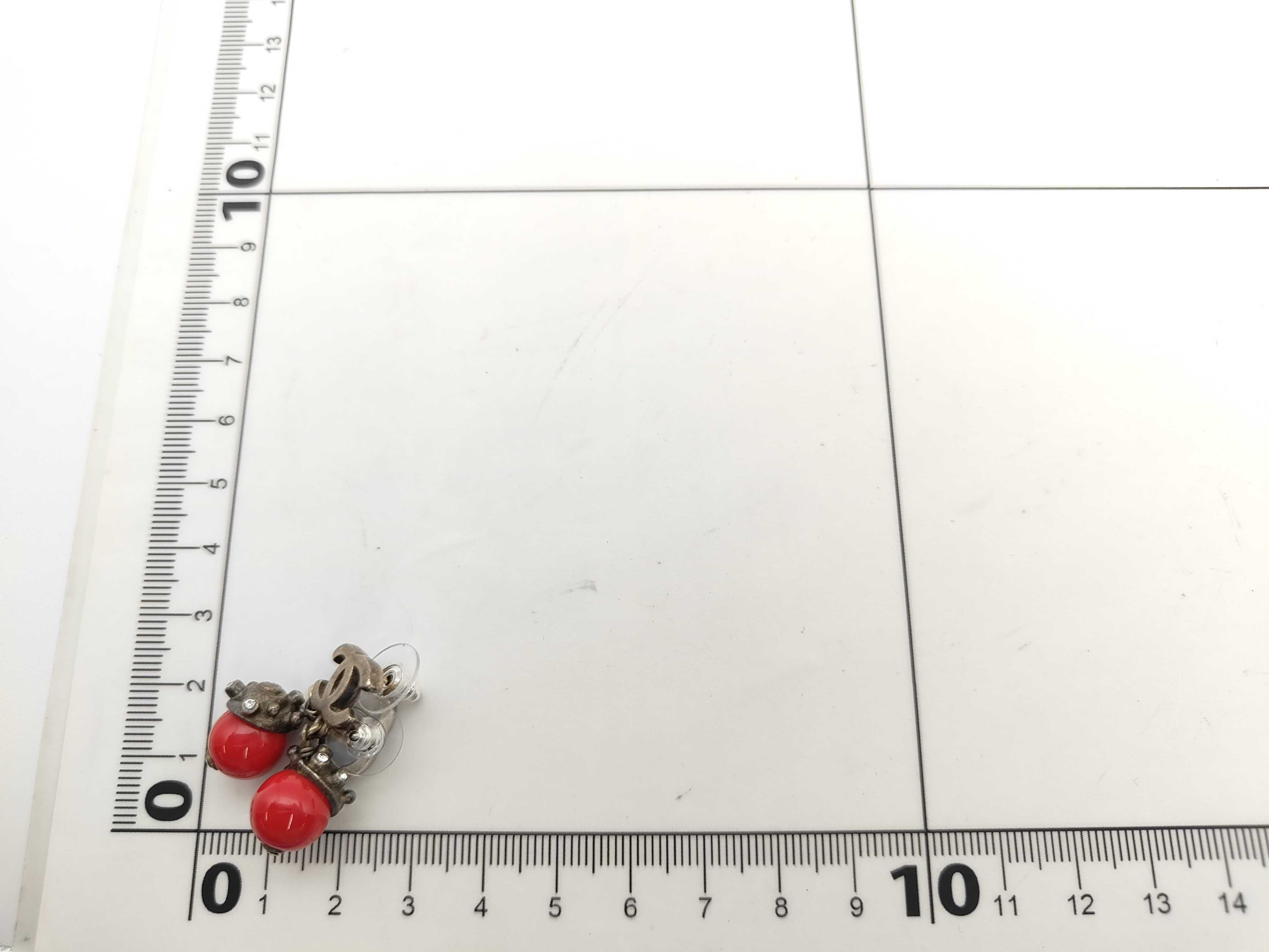 05C Coco Mark Seashell Motif Red Stone Rhinestone Swing Earrings — view 2