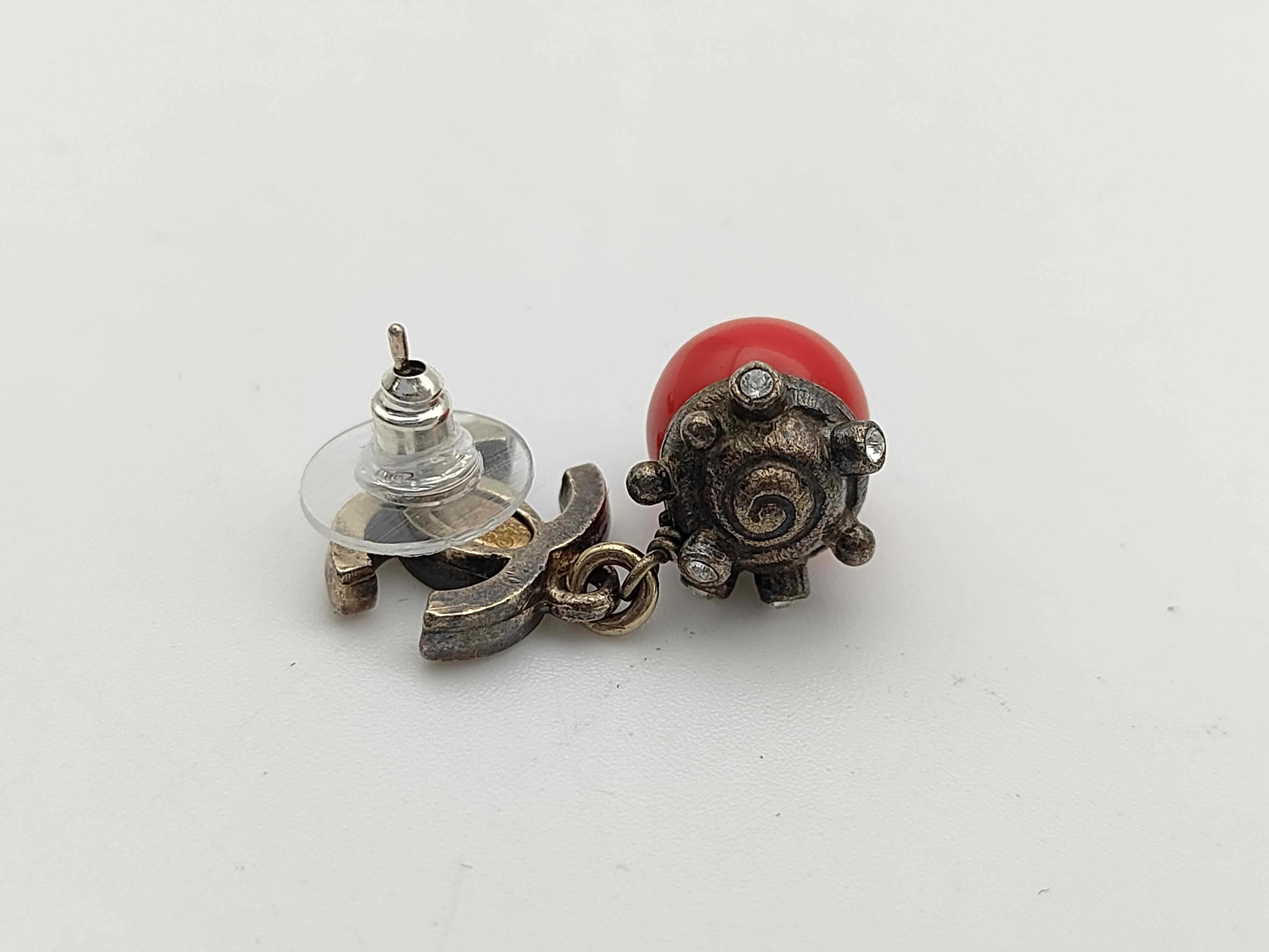 05C Coco Mark Seashell Motif Red Stone Rhinestone Swing Earrings — view 3