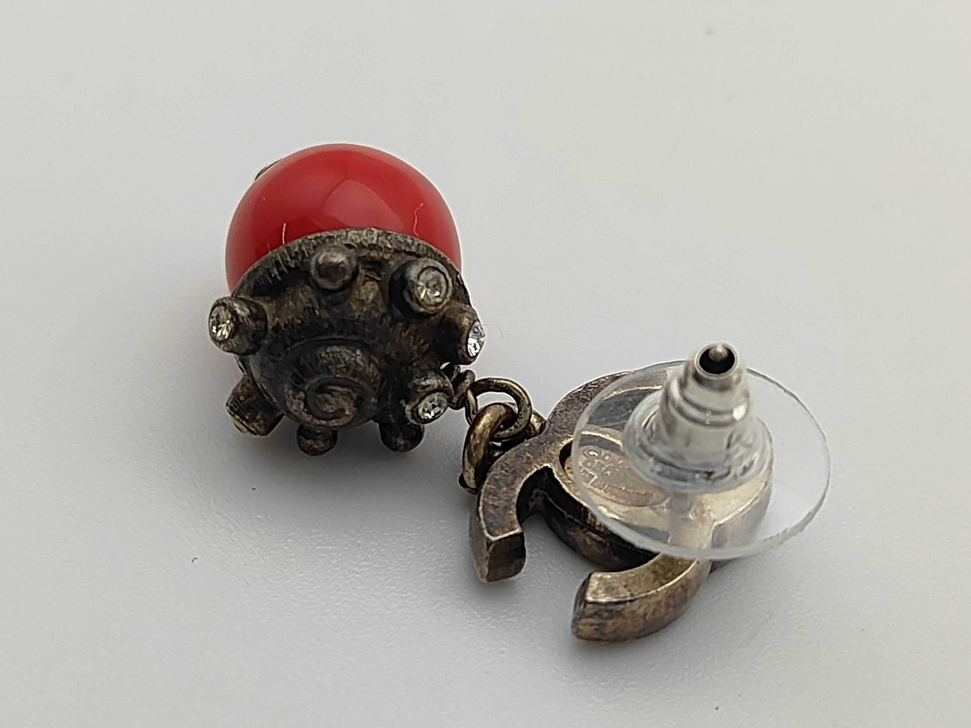 05C Coco Mark Seashell Motif Red Stone Rhinestone Swing Earrings — view 4