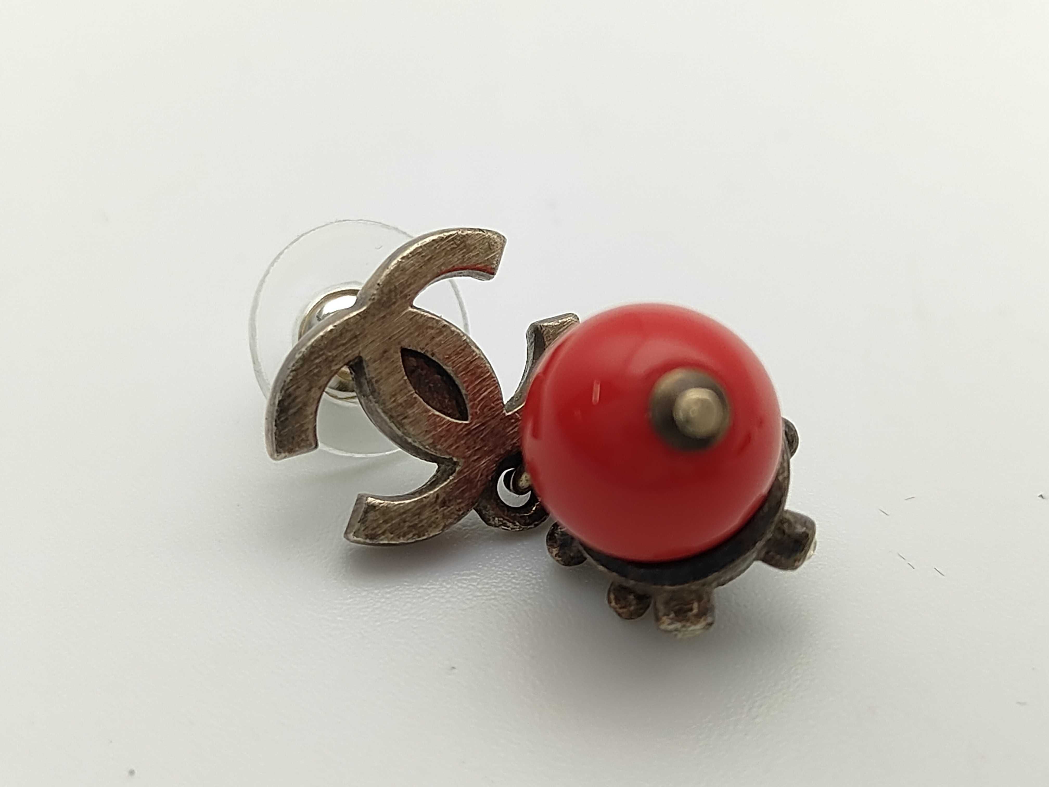 05C Coco Mark Seashell Motif Red Stone Rhinestone Swing Earrings — view 8
