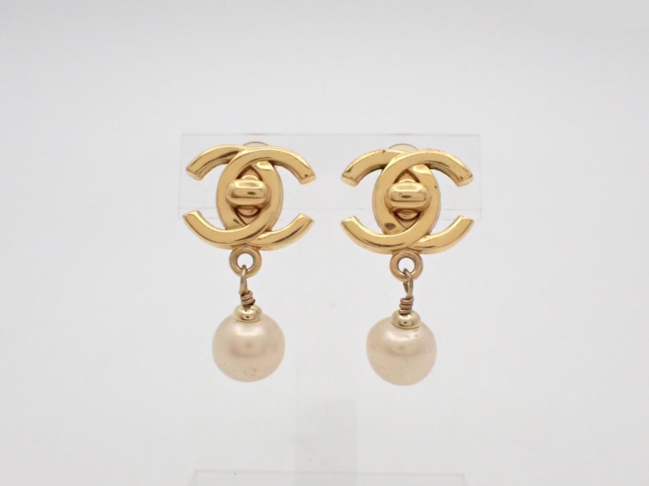 Coco Mark Turnlock Pearl Swing Earrings