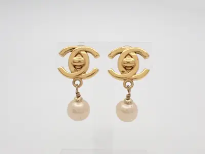 Coco Mark Turnlock Pearl Swing Earrings