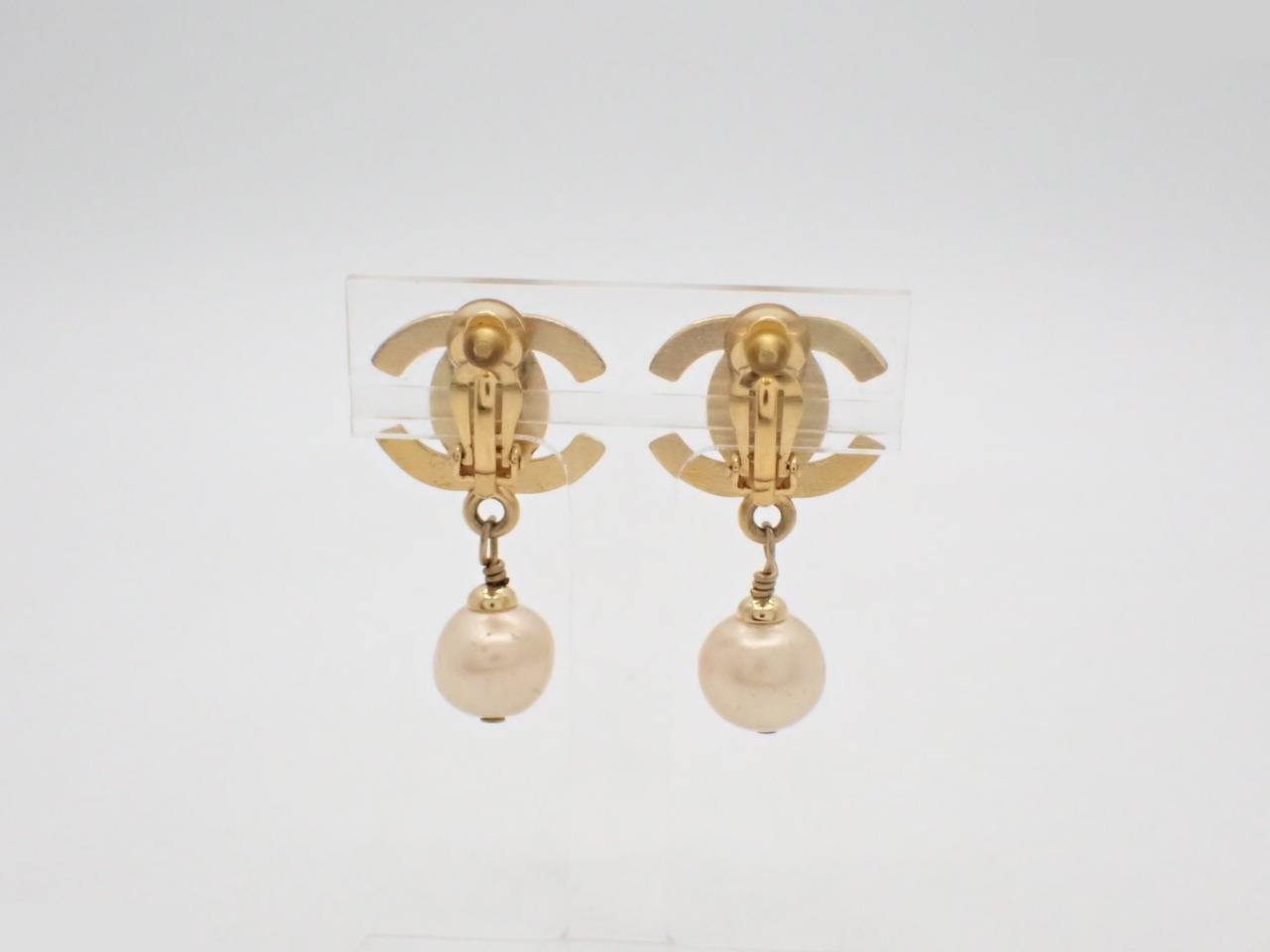 Coco Mark Turnlock Pearl Swing Earrings — view 2