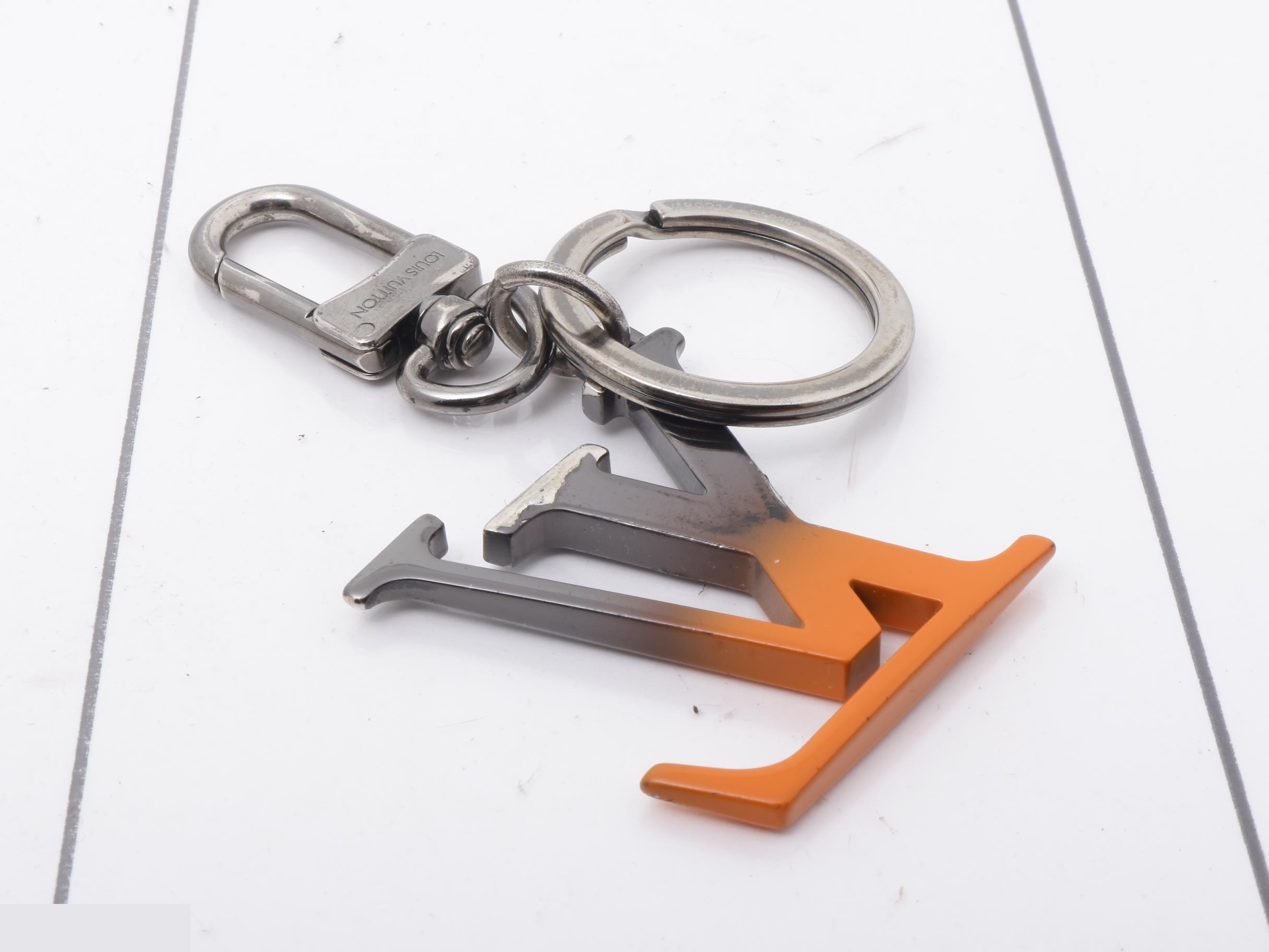 Porte Clés LV Spray Keychain — view 2