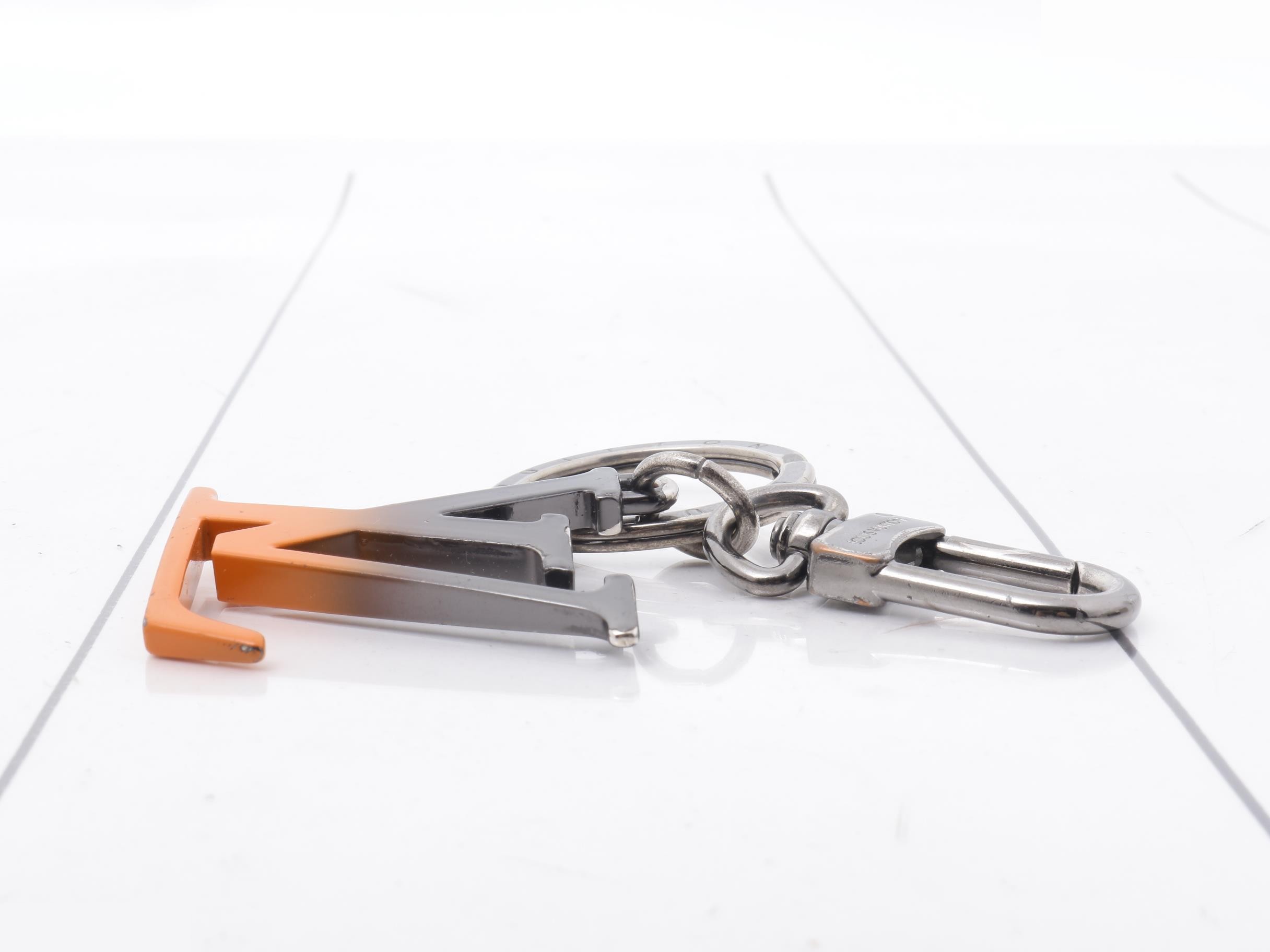 Porte Clés LV Spray Keychain — view 3