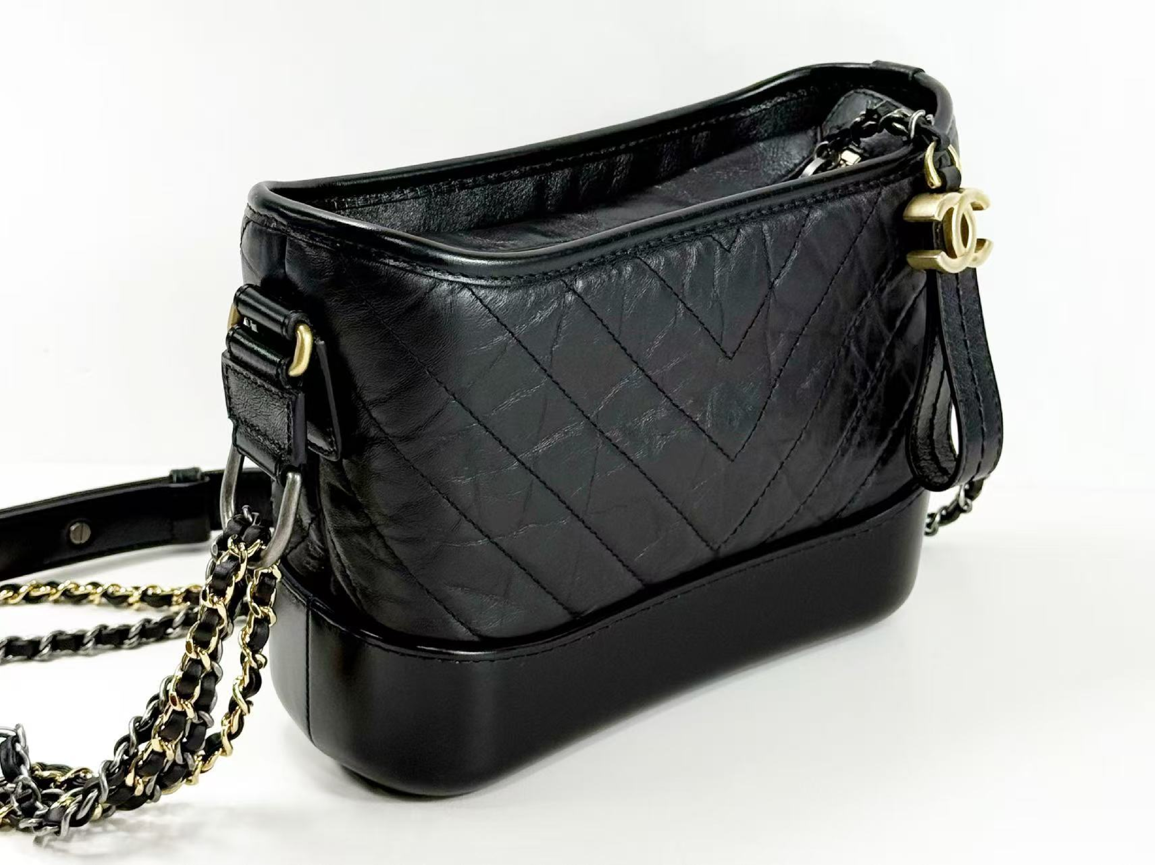 Black Gabrielle Wrinkled Chevron Shoulder Bag, Approx. W20cm, Serial Number , with Dust Bag, Authenticity Card, and Seal. Vintage Hardware, 3-Color Chain. (Item Number: 29372983) — view 6