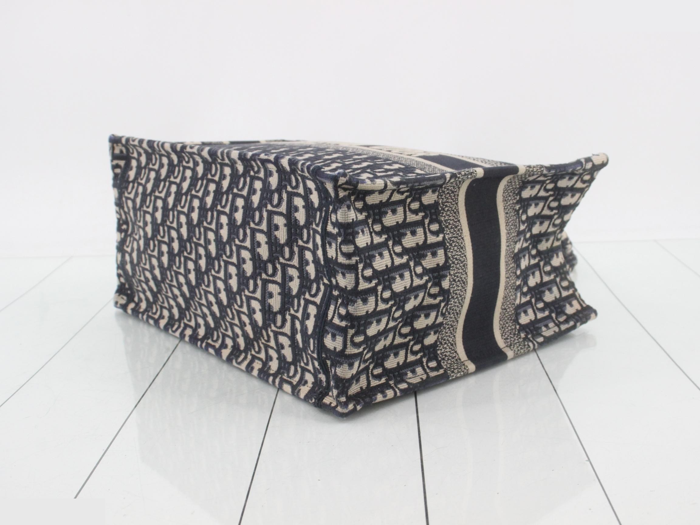 Book Tote, Medium, Oblique — view 5