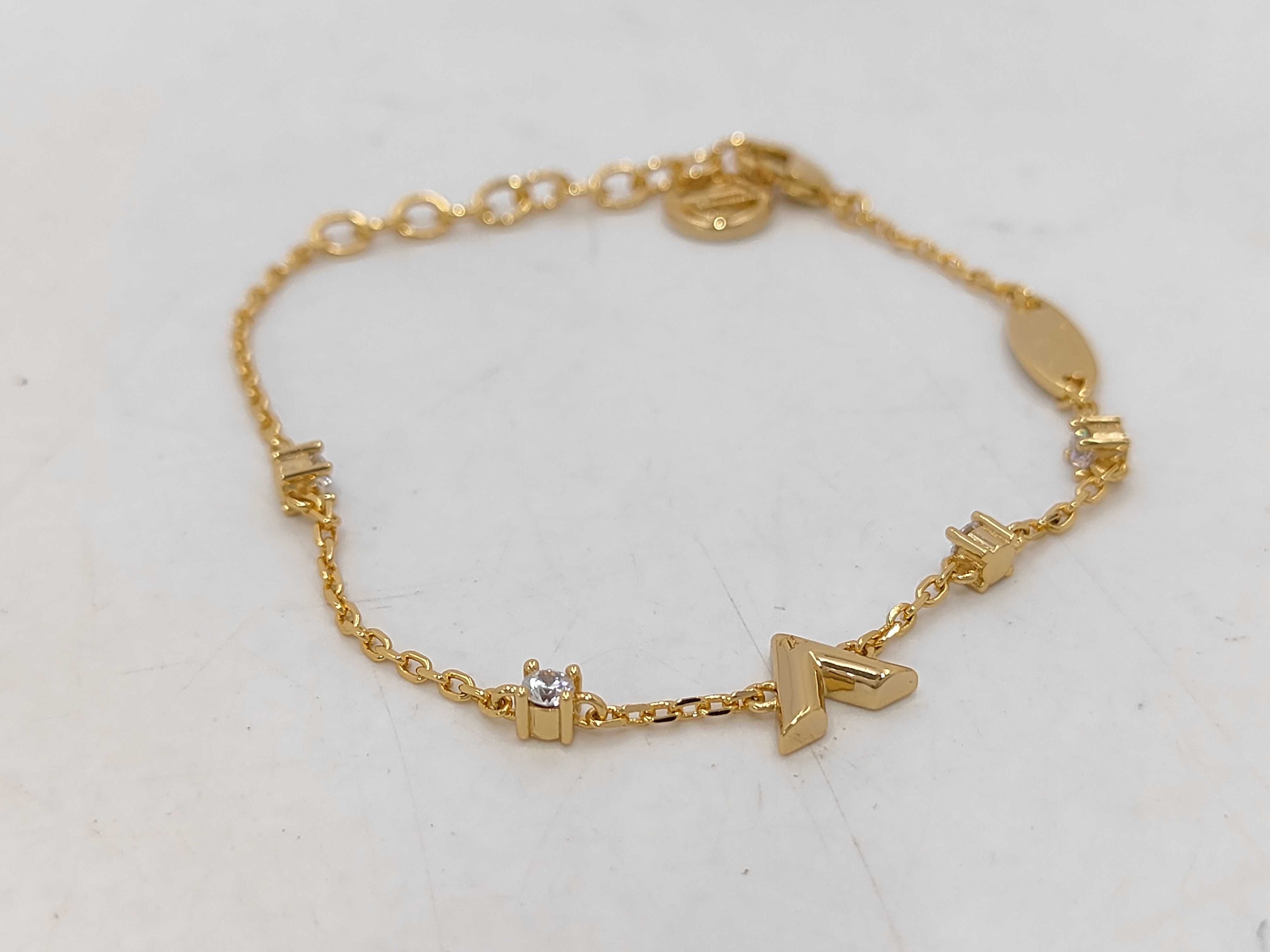 Essential V Strass Bracelet PM MA132A Bracelet/Bangle