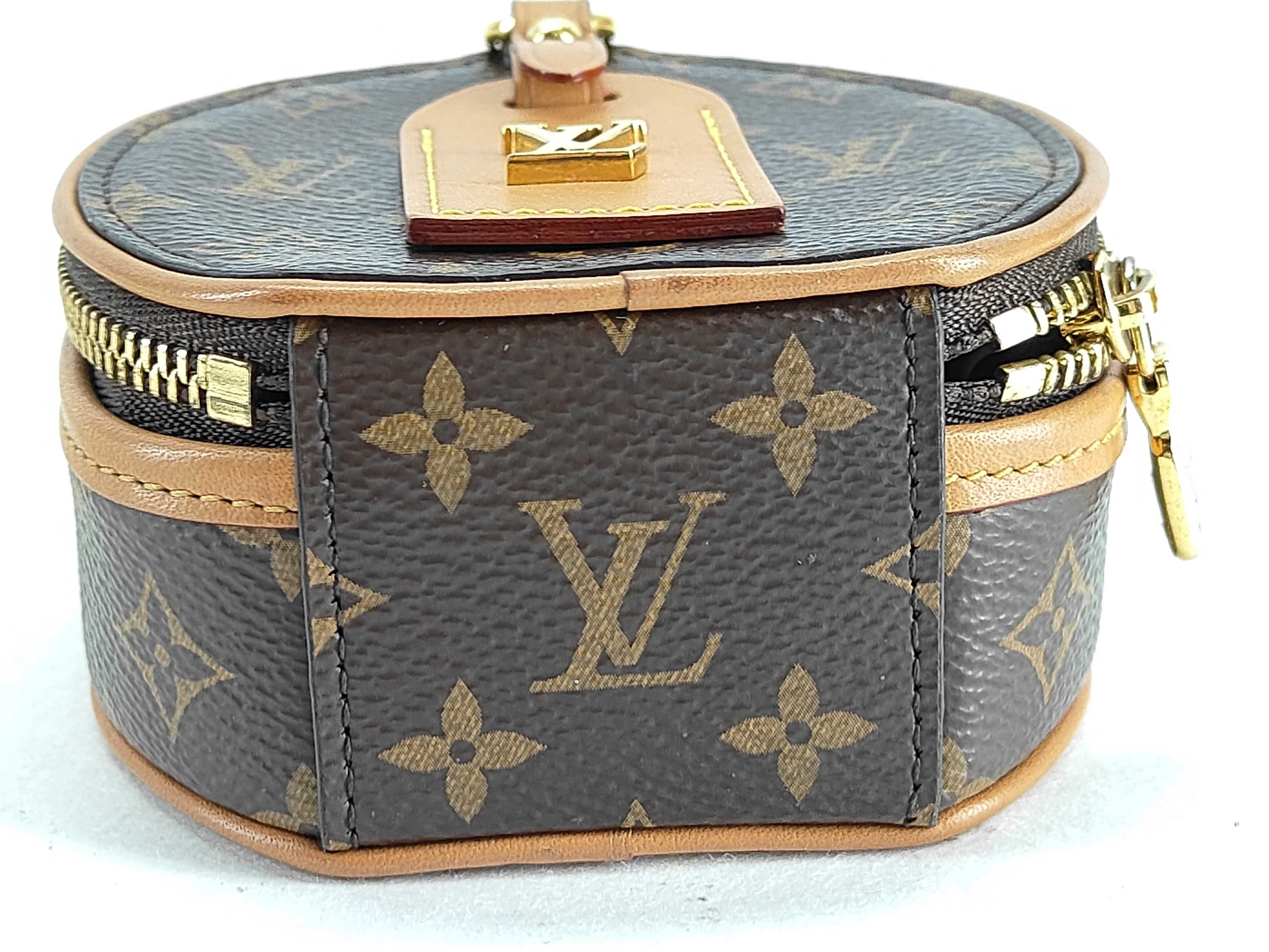 Monogram Louis Vuitton Monogram Shoulder Bag Pouch — view 8