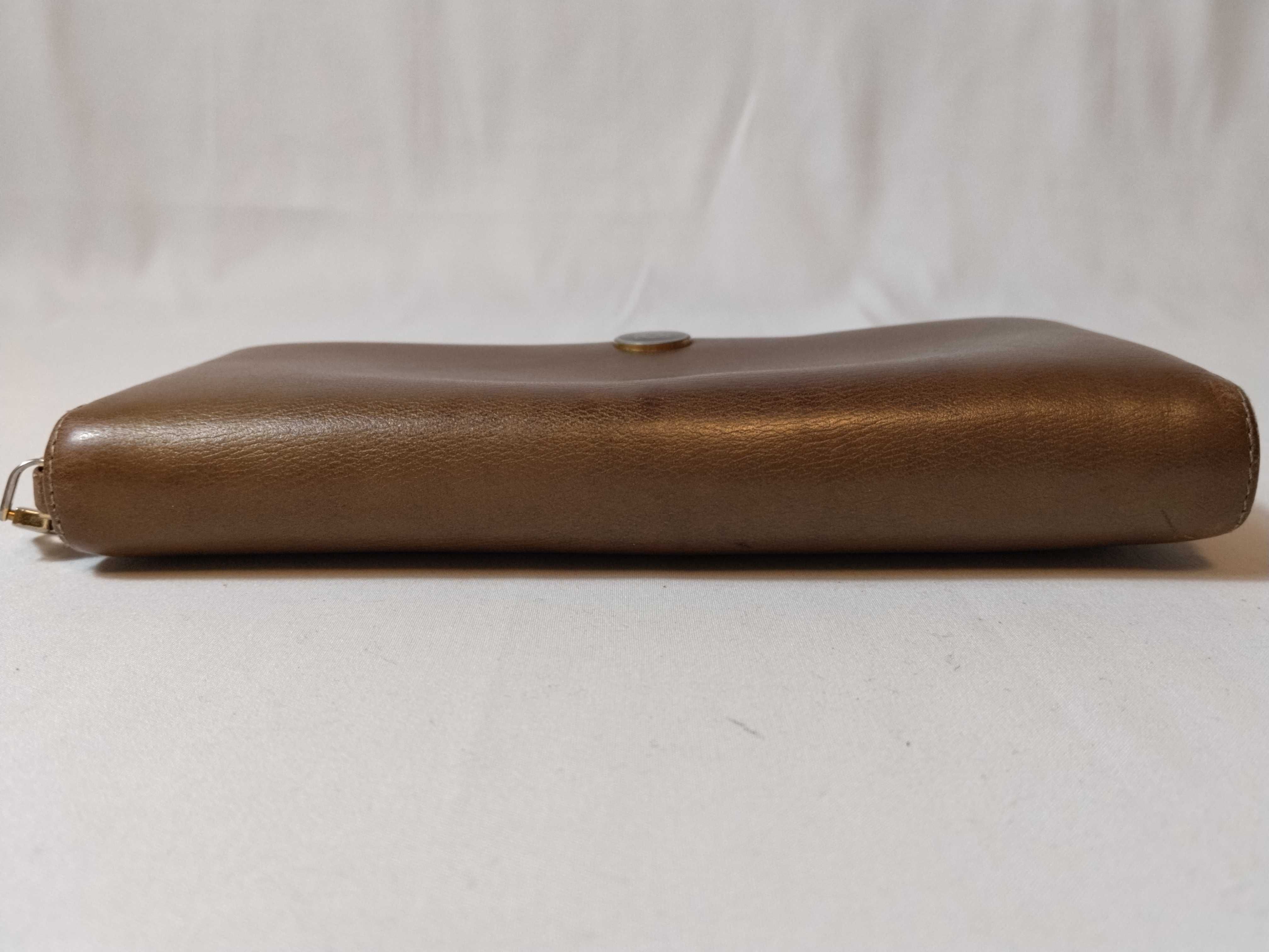 Round Zip Long Wallet, Leather, Brown, Anagram Design — view 3