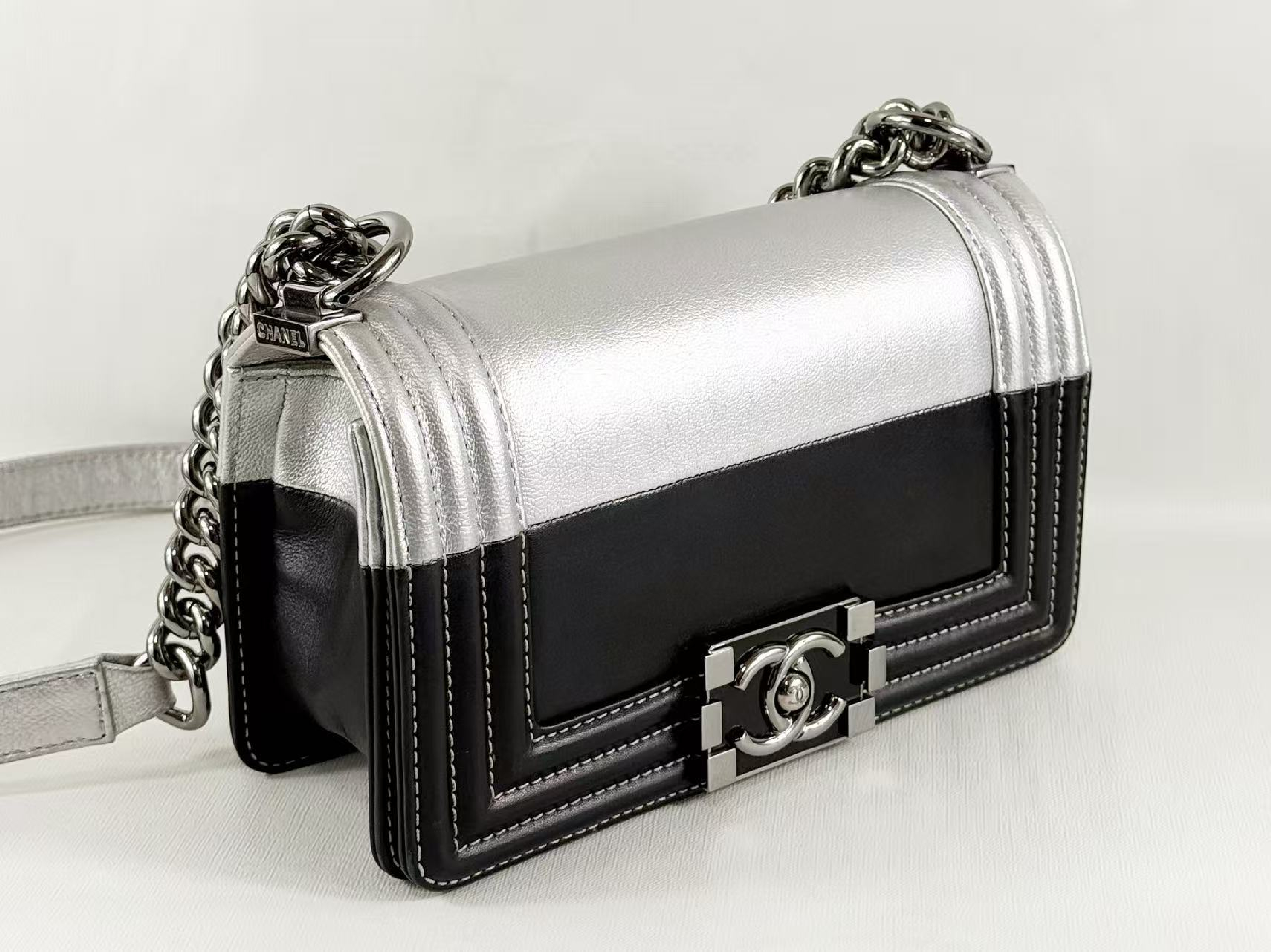 Boy Bicolor Shoulder Bag, W20cm (approx.), serial number in the 21st range, with dust bag and seal, silver hardware, 21757162. — view 2