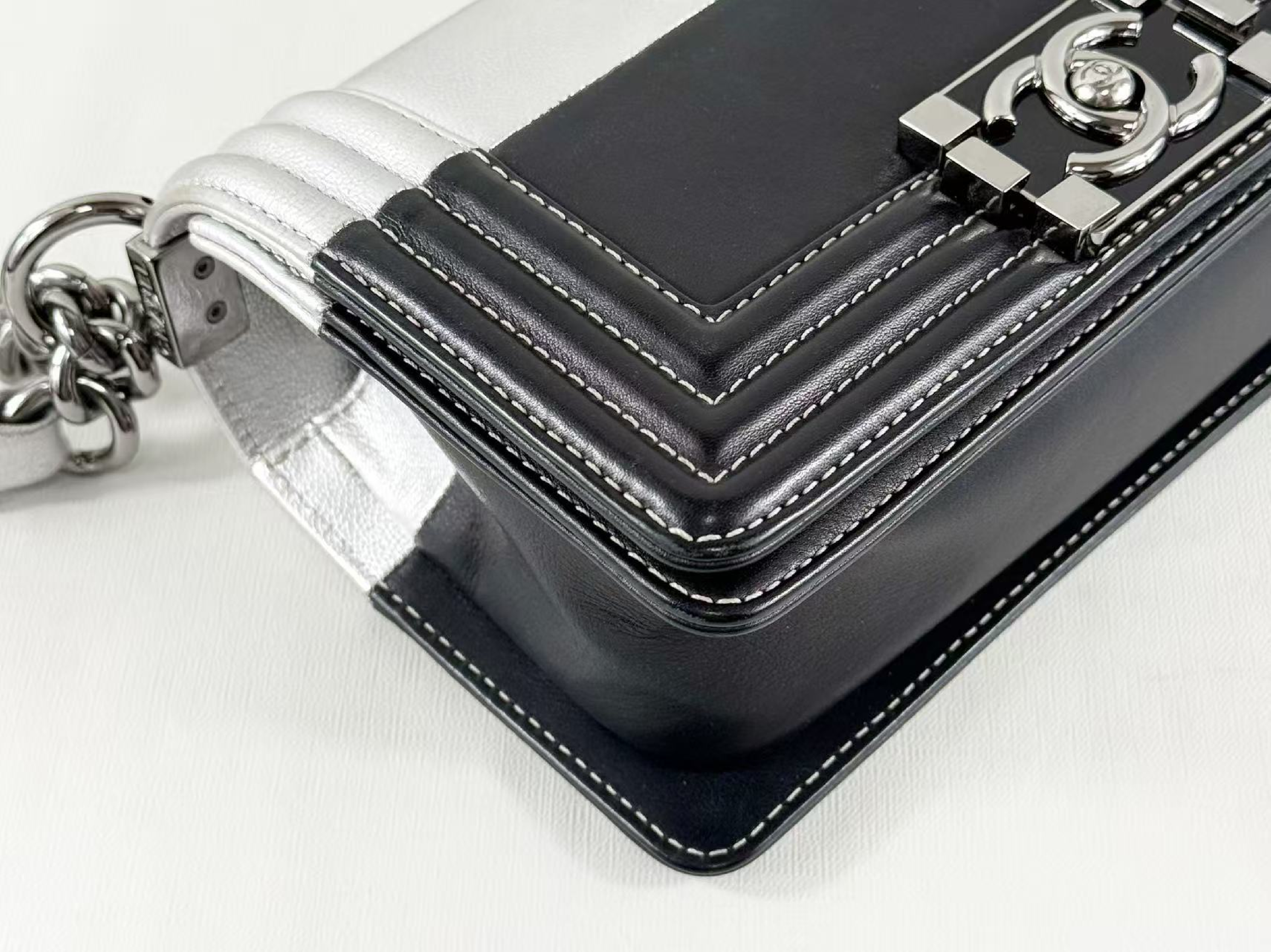Boy Bicolor Shoulder Bag, W20cm (approx.), serial number in the 21st range, with dust bag and seal, silver hardware, 21757162. — view 8