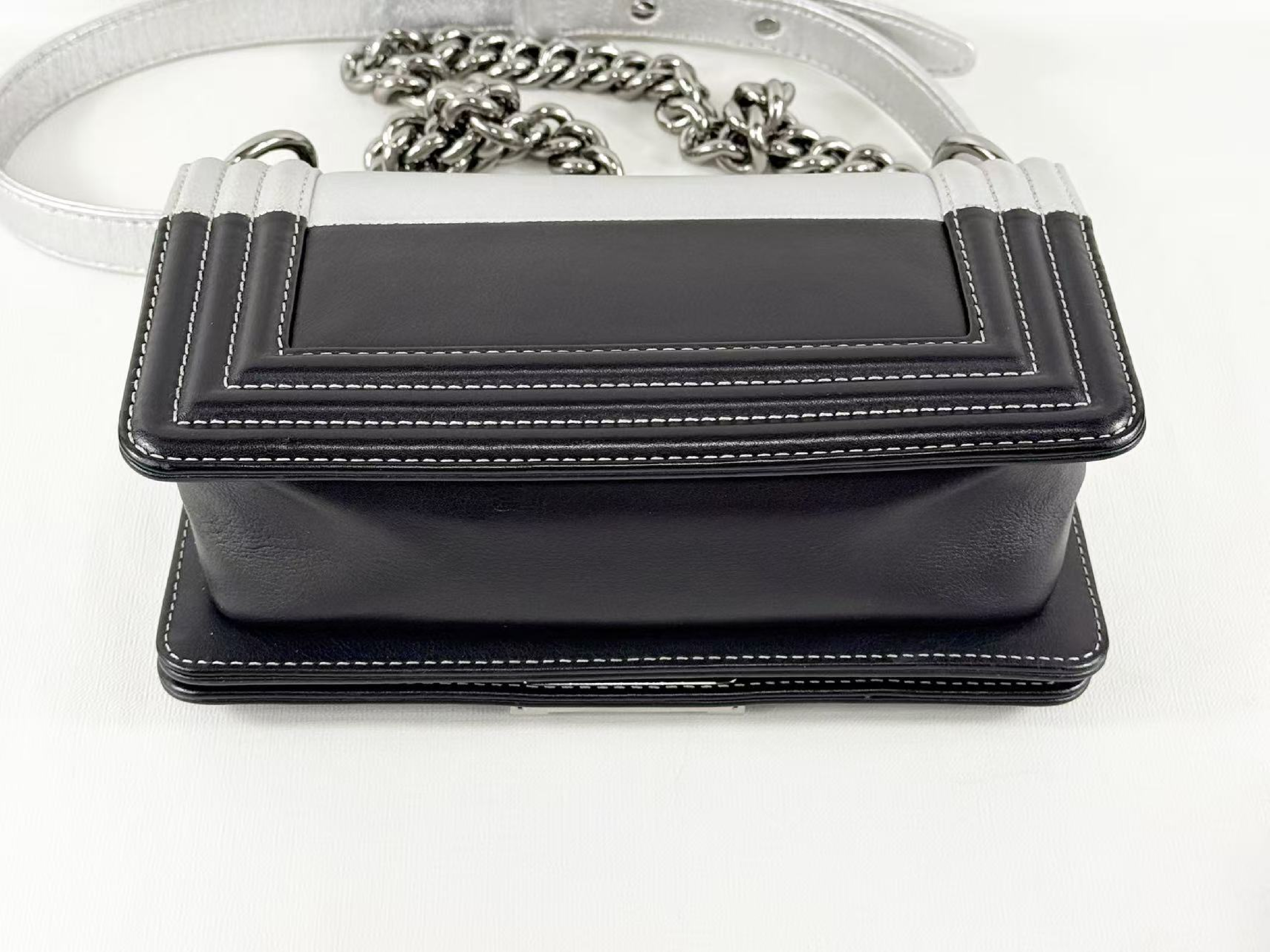 Boy Bicolor Shoulder Bag, W20cm (approx.), serial number in the 21st range, with dust bag and seal, silver hardware, 21757162. — view 10