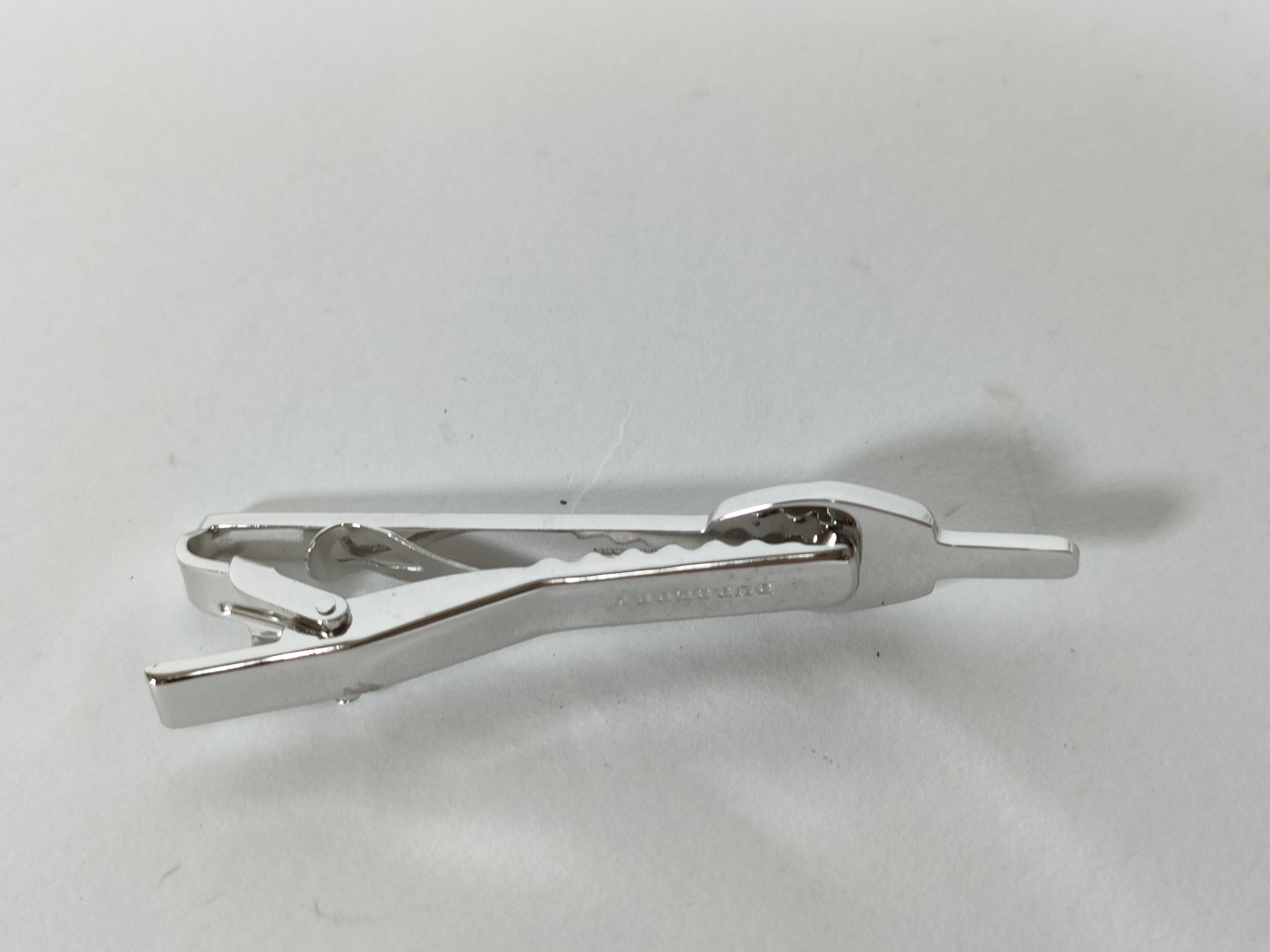 tie clip, silver color, knight logo, with box. (Tie clips and cufflinks included.) — view 2