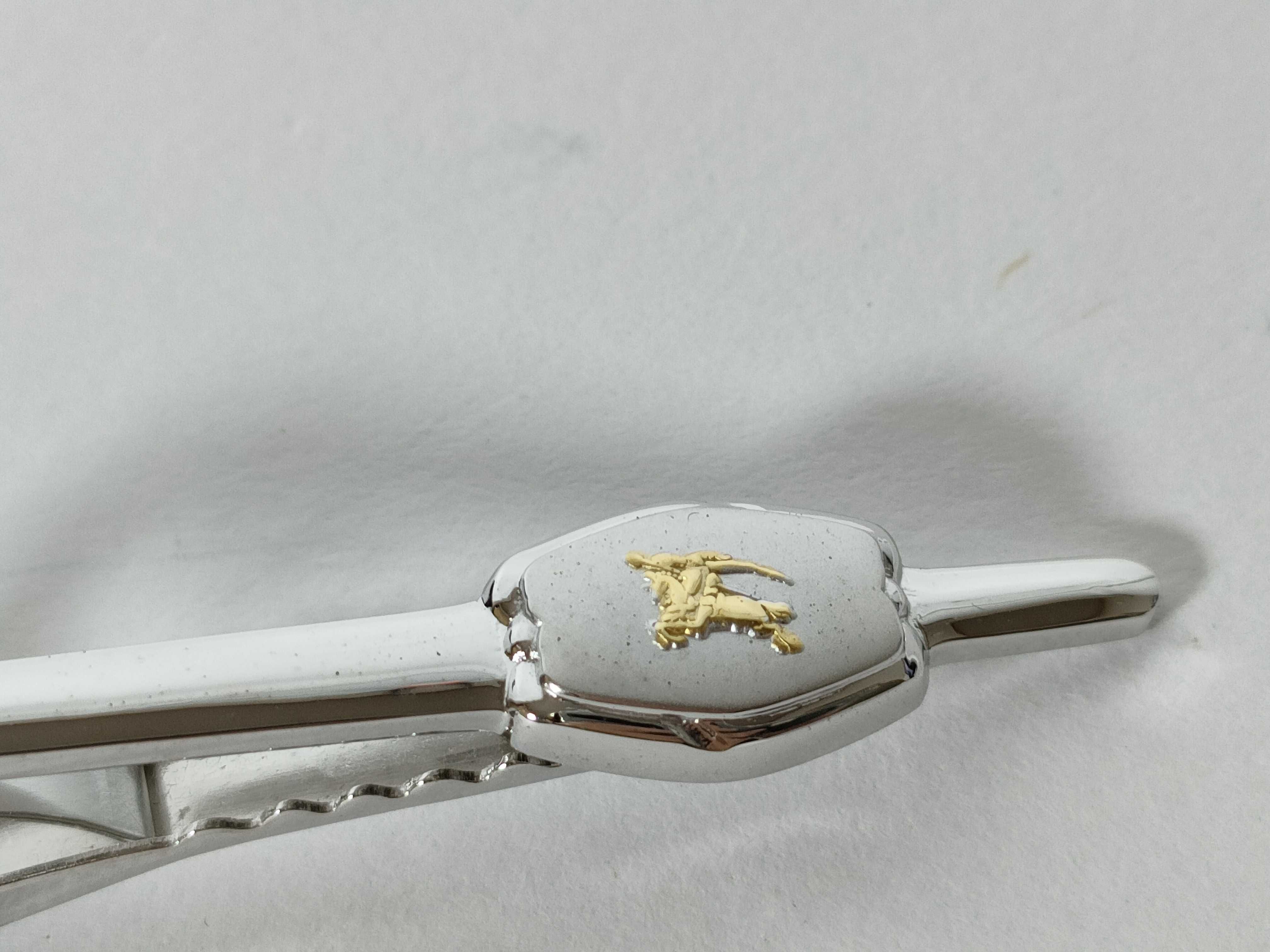 tie clip, silver color, knight logo, with box. (Tie clips and cufflinks included.) — view 4
