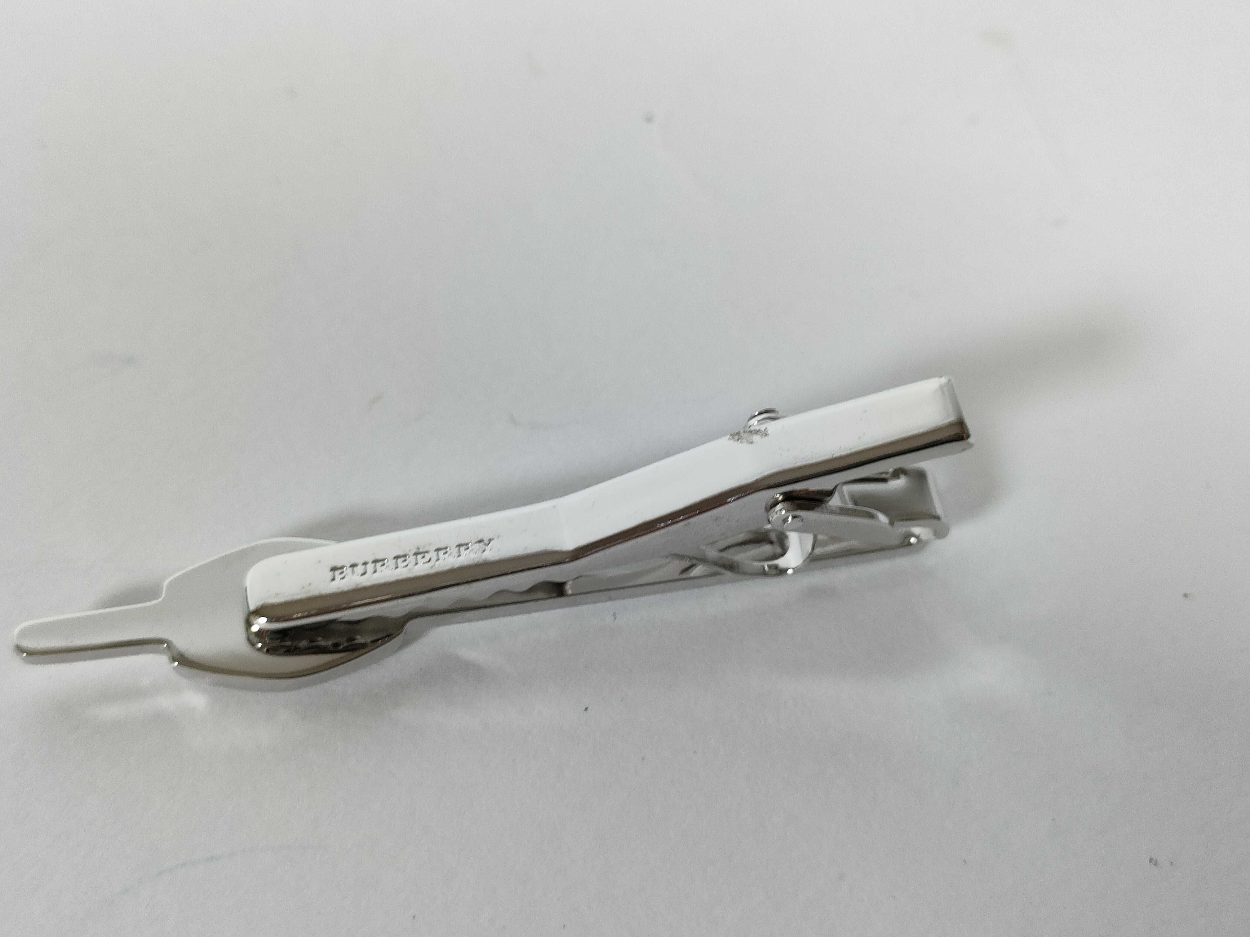 tie clip, silver color, knight logo, with box. (Tie clips and cufflinks included.) — view 5