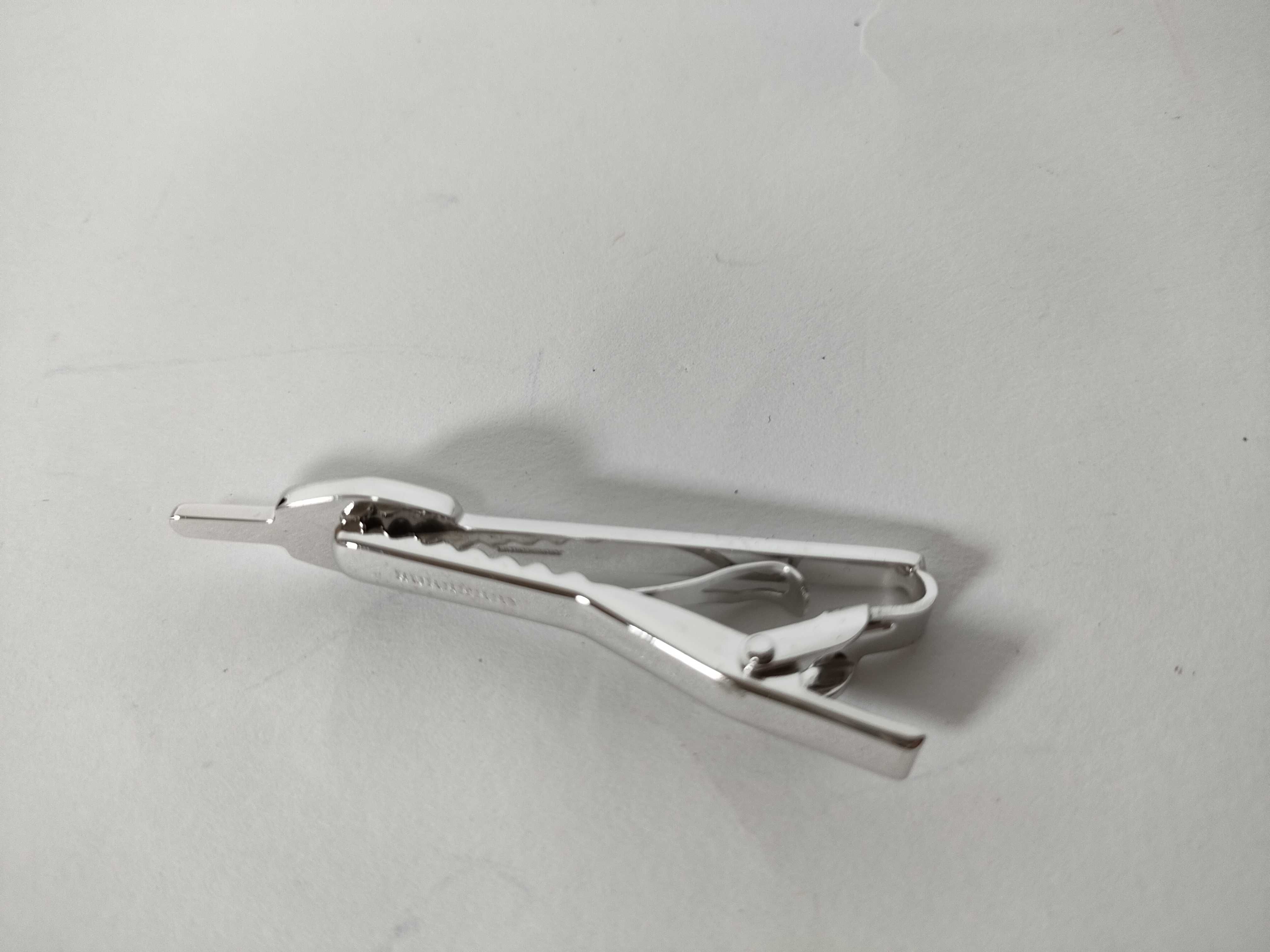 tie clip, silver color, knight logo, with box. (Tie clips and cufflinks included.) — view 6