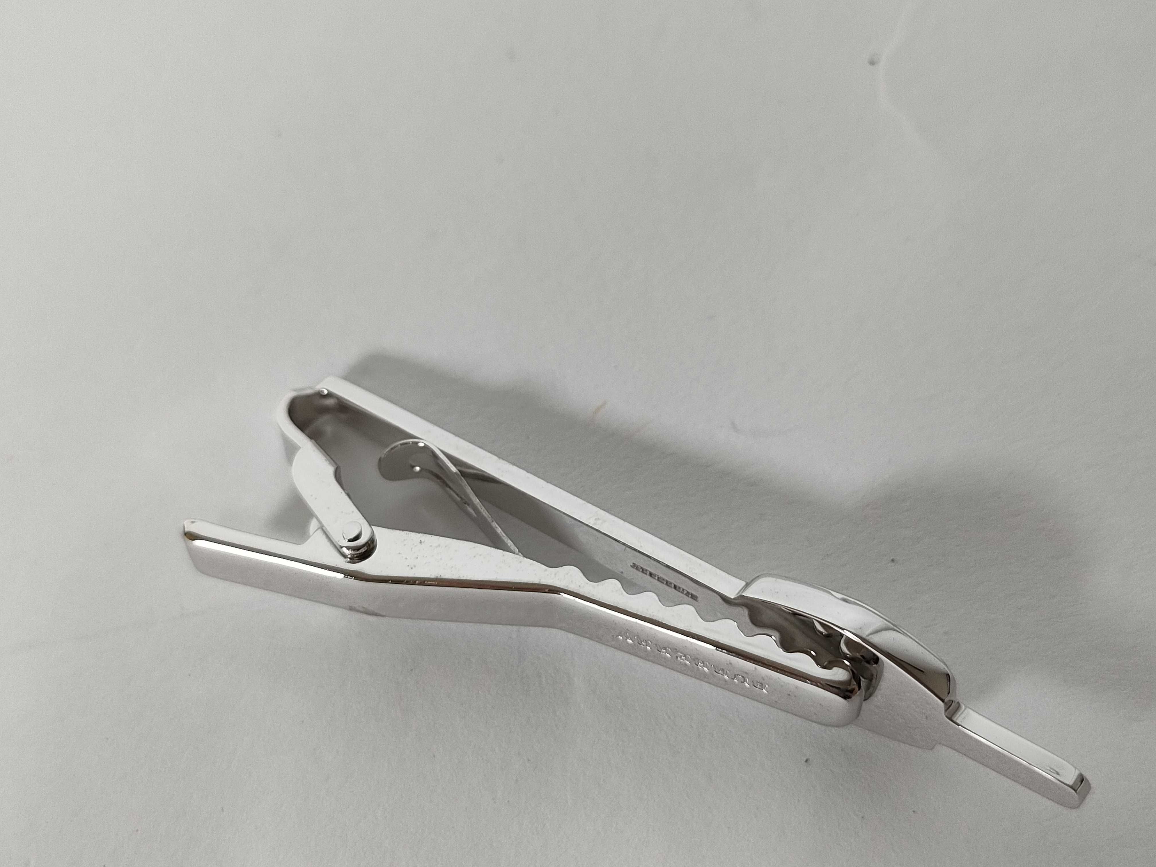 tie clip, silver color, knight logo, with box. (Tie clips and cufflinks included.) — view 7