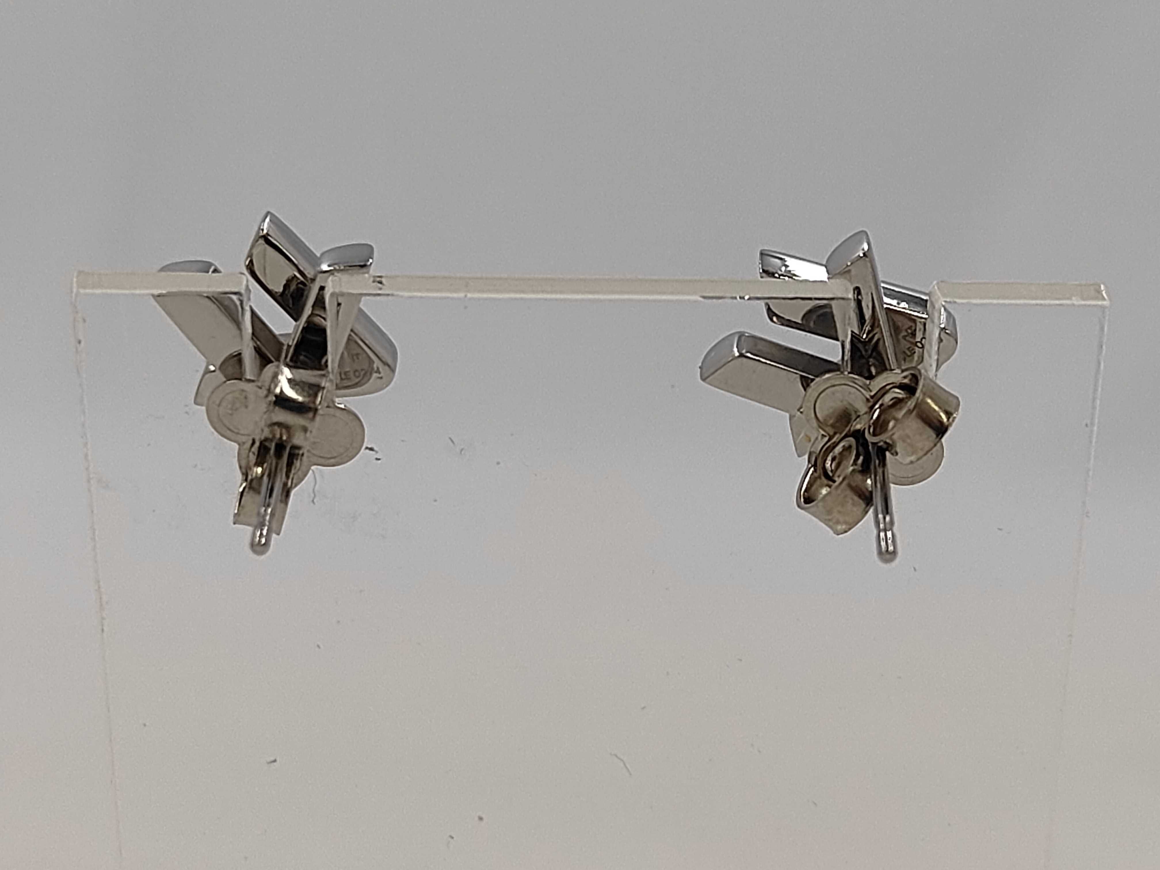 M01870 GO-14 Go Fourteen Earrings Silver LE0274 LV Twist Earrings — view 2