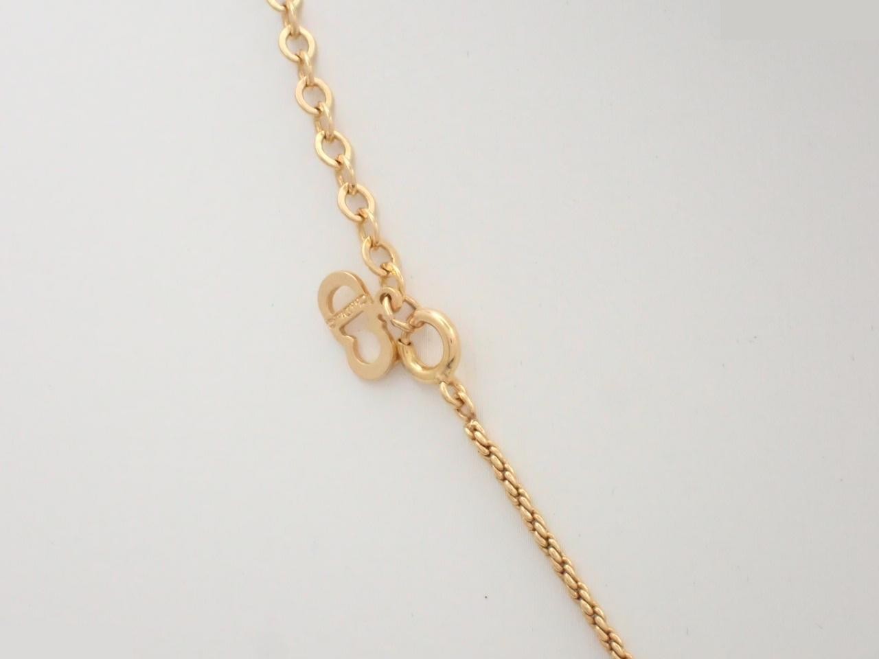 Precious metals, necklaces, pendants, gold necklaces, crystals, colored stones — view 2