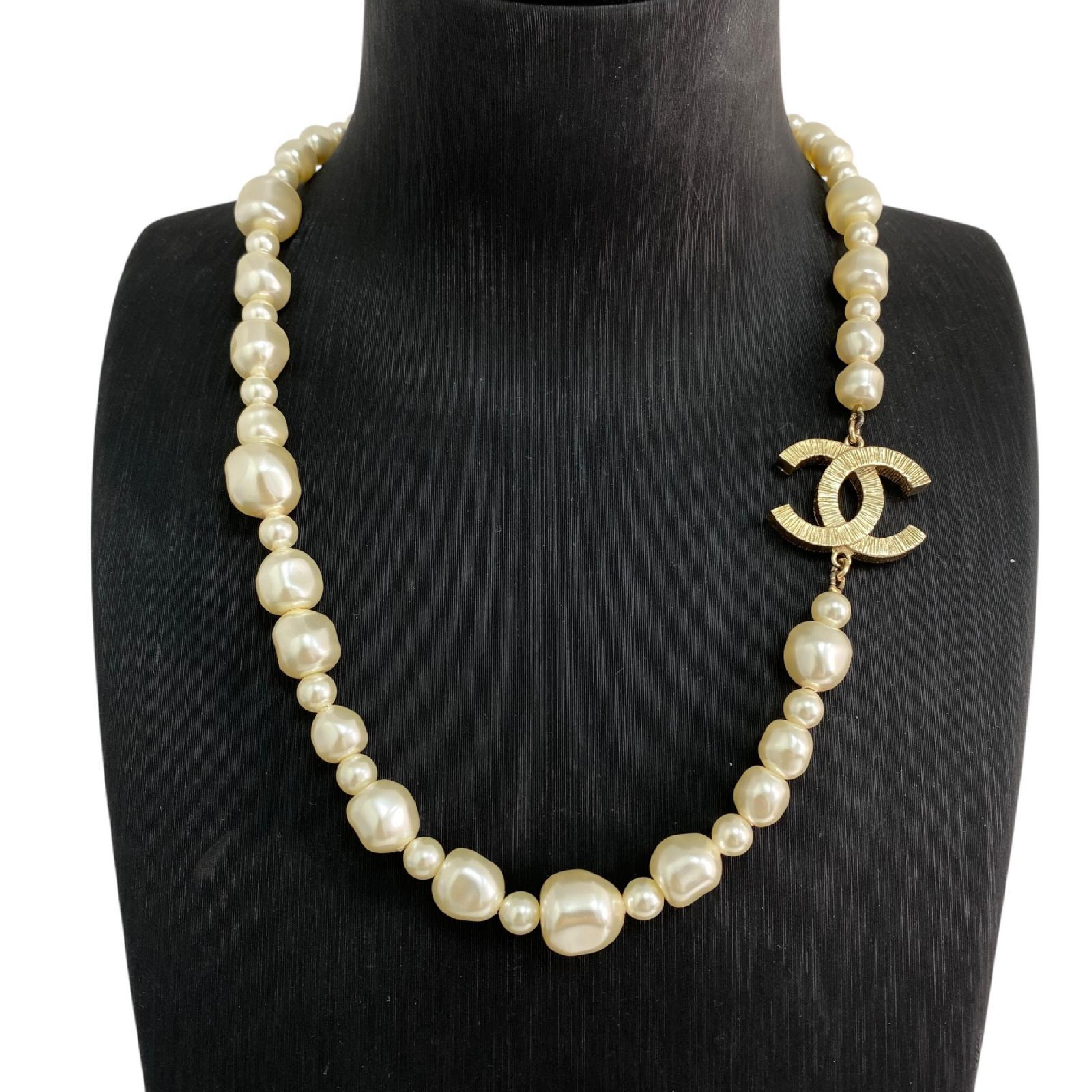 【*Shipped from: Hong Kong*】CHANEL Champagne Gold Color Metal/Faux Pearl Coco Mark F14V Necklace — view 2
