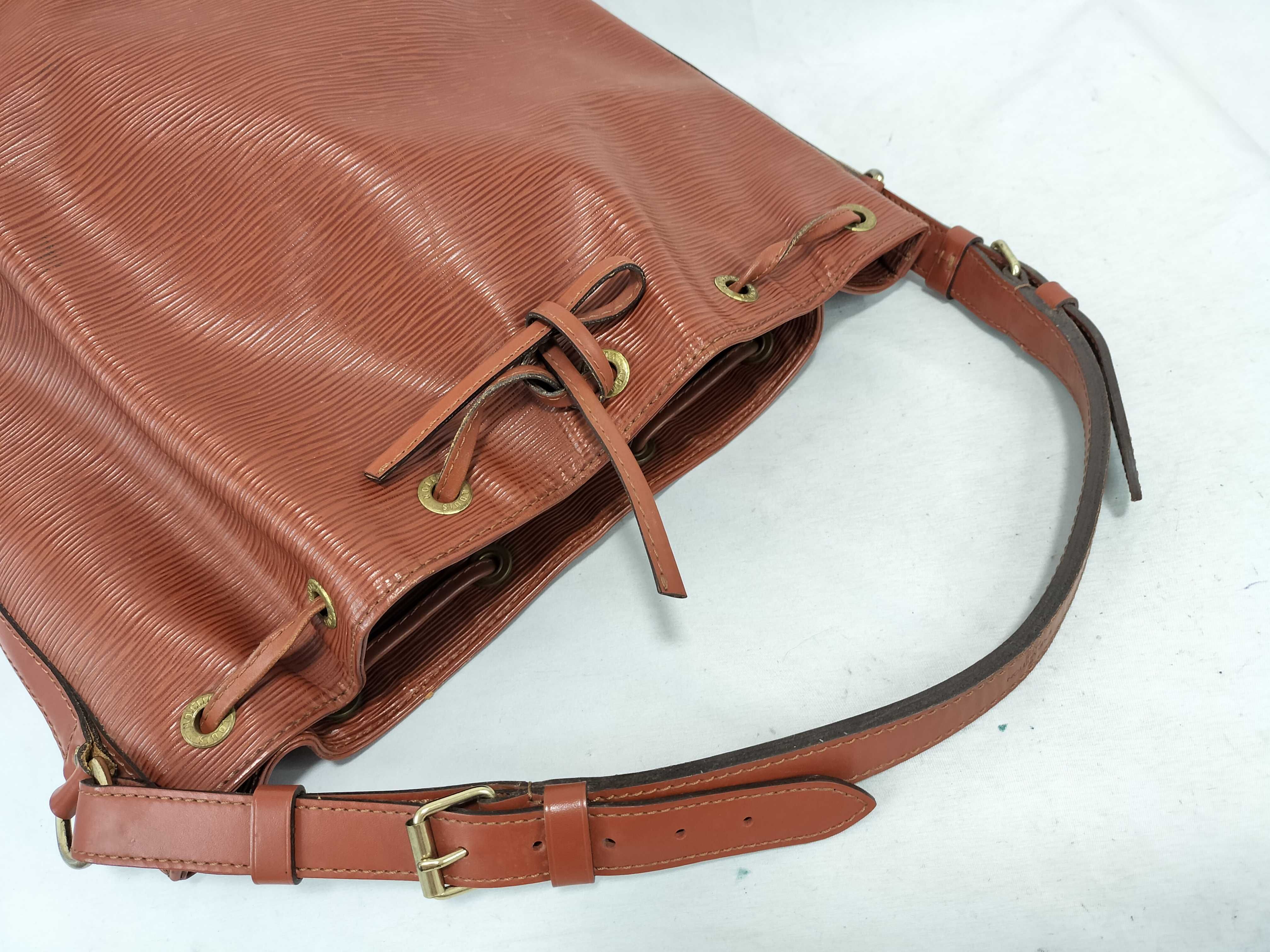 Epi LV Epi Noe Shoulder Bag — view 3