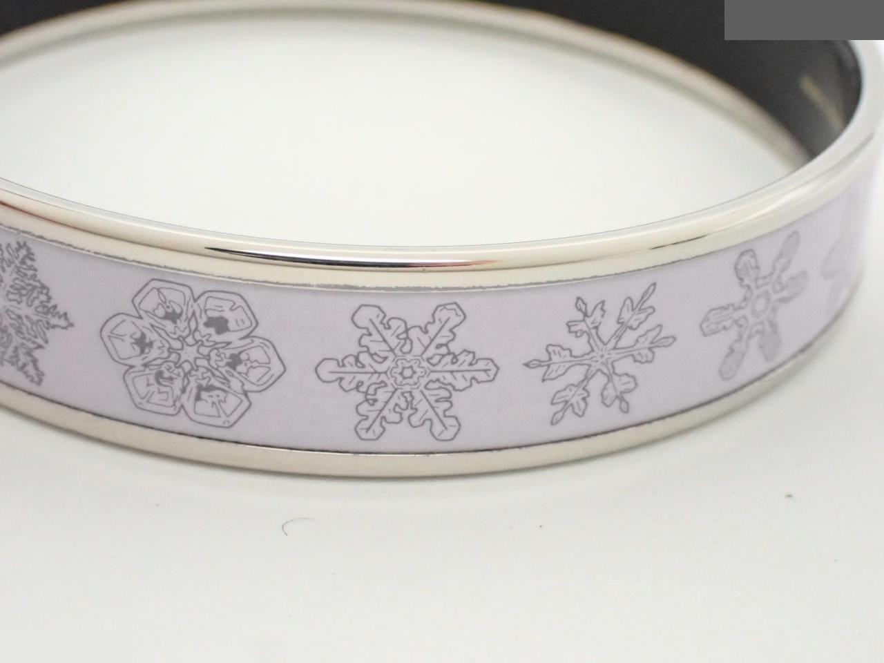Enamel bangle, snowflake design, comes in a box, wrist circumference 20cm — view 3