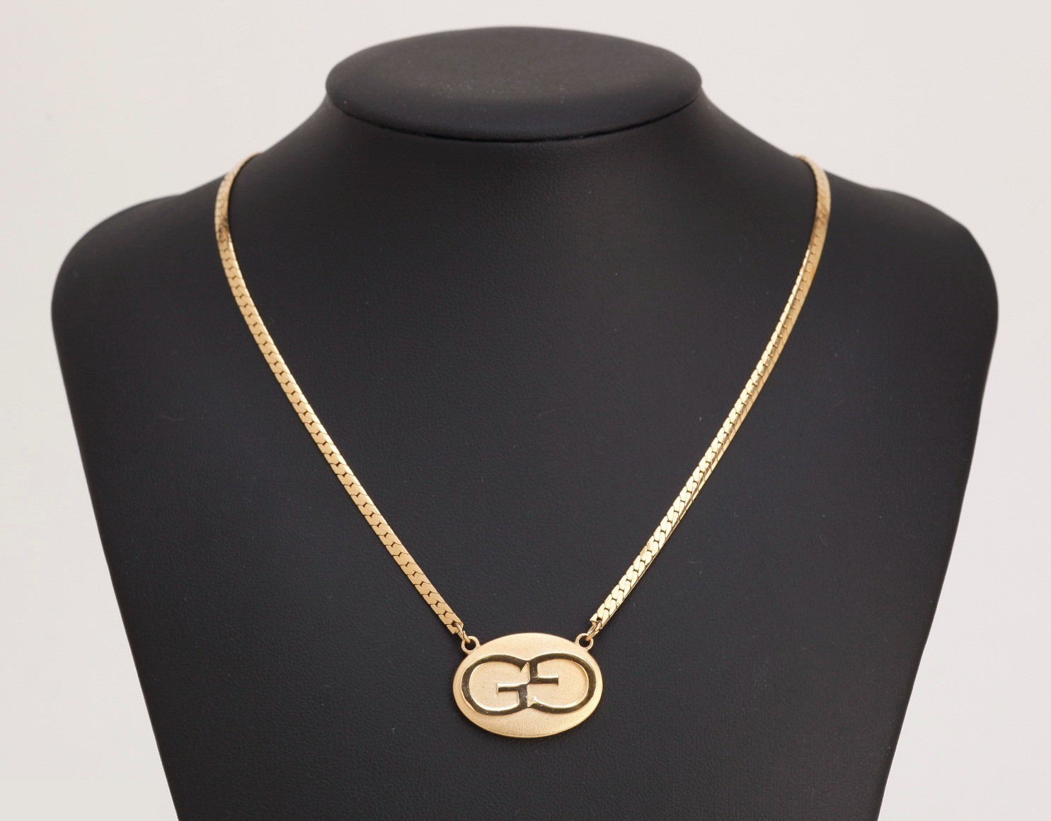 Other lines: Precious metals, necklaces, pendants, chains approximately 40cm long. — view 2