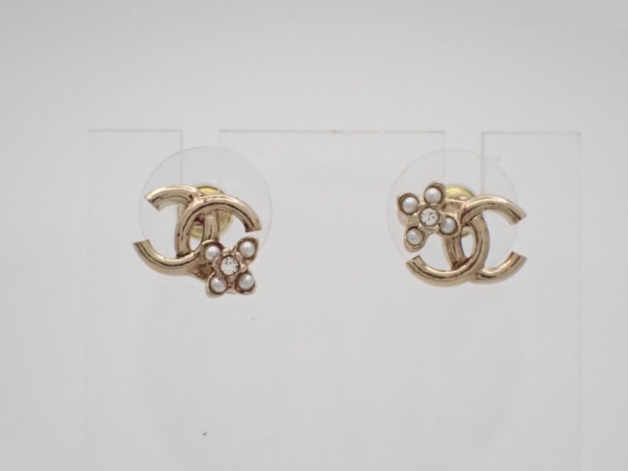 Coco Mark Earrings, Pearl, C23K