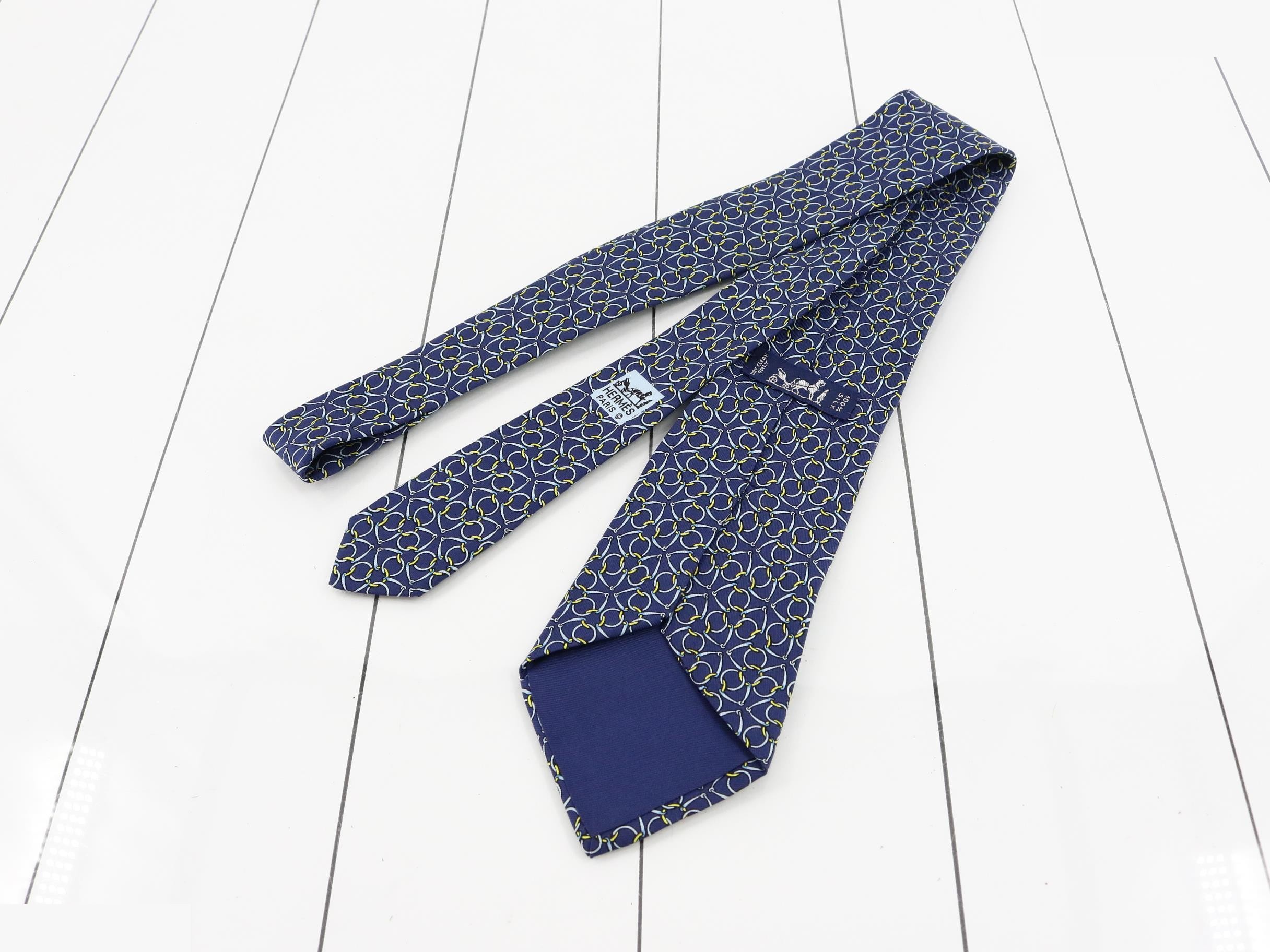 tie — view 2