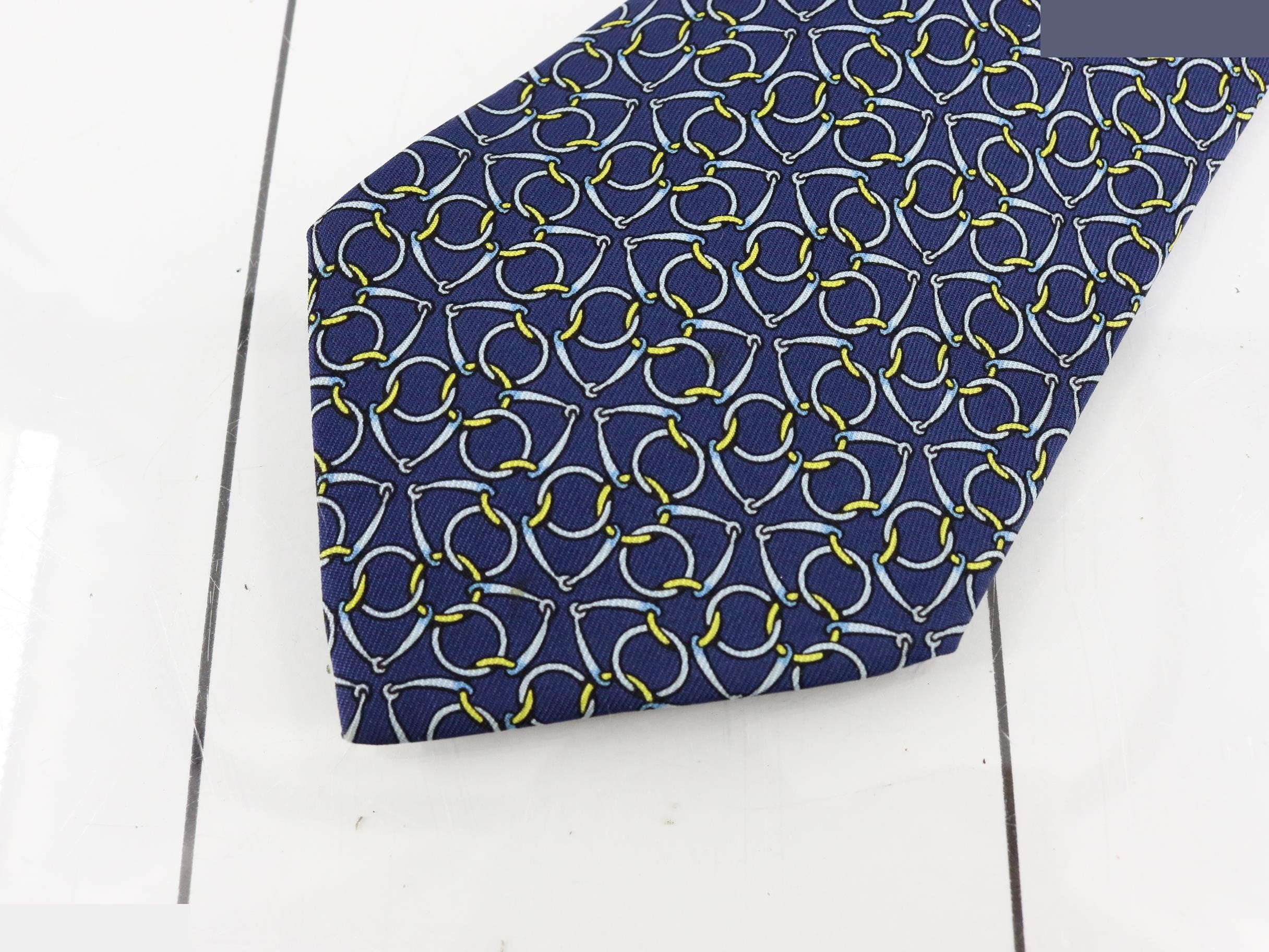 tie — view 3