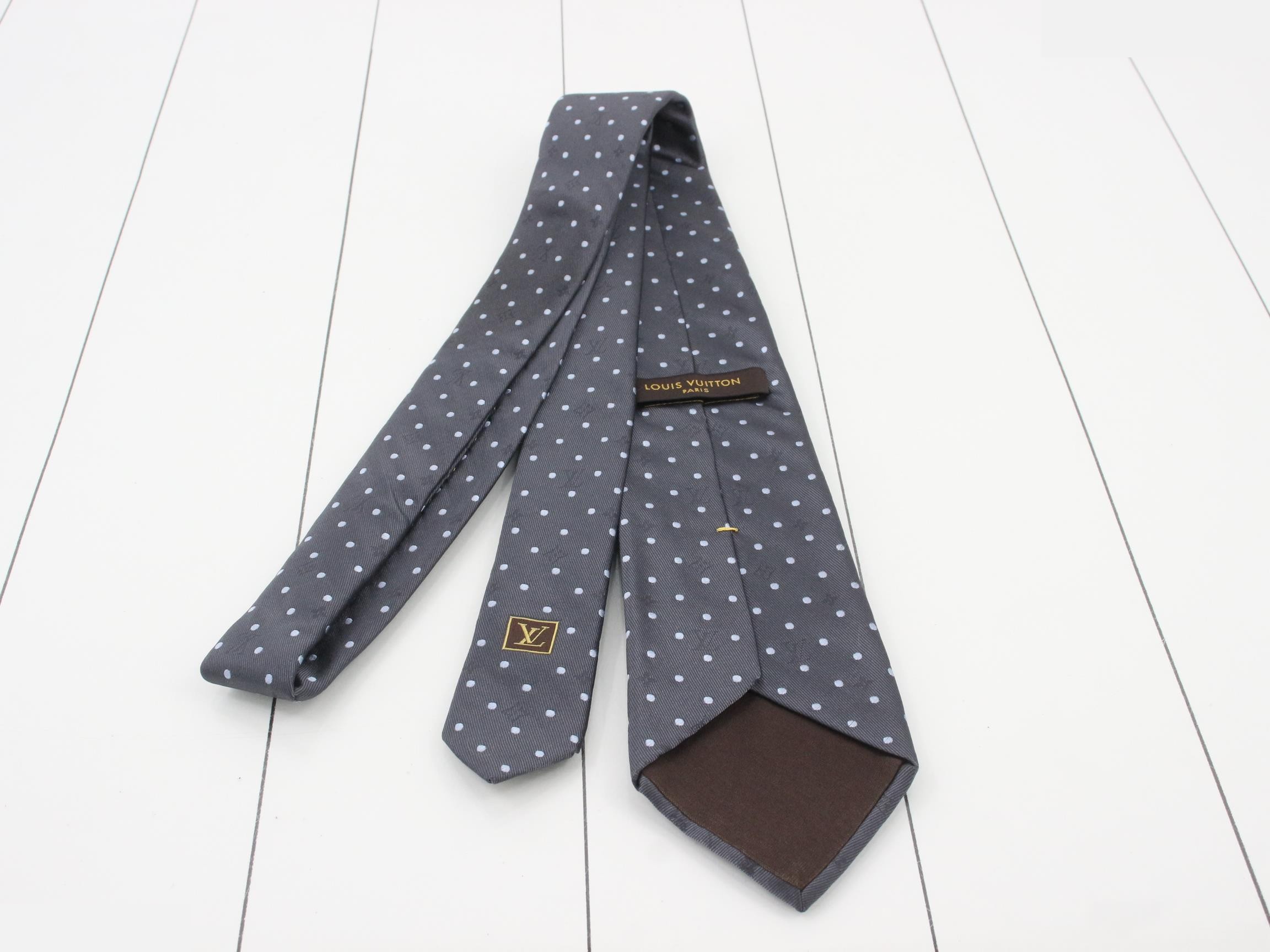 tie — view 2