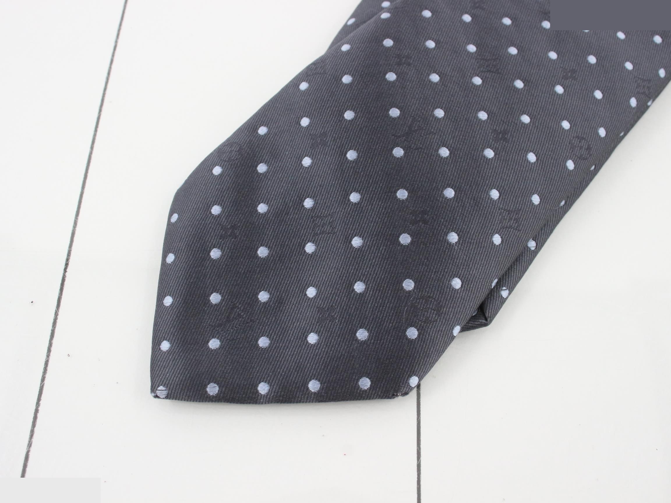 tie — view 3