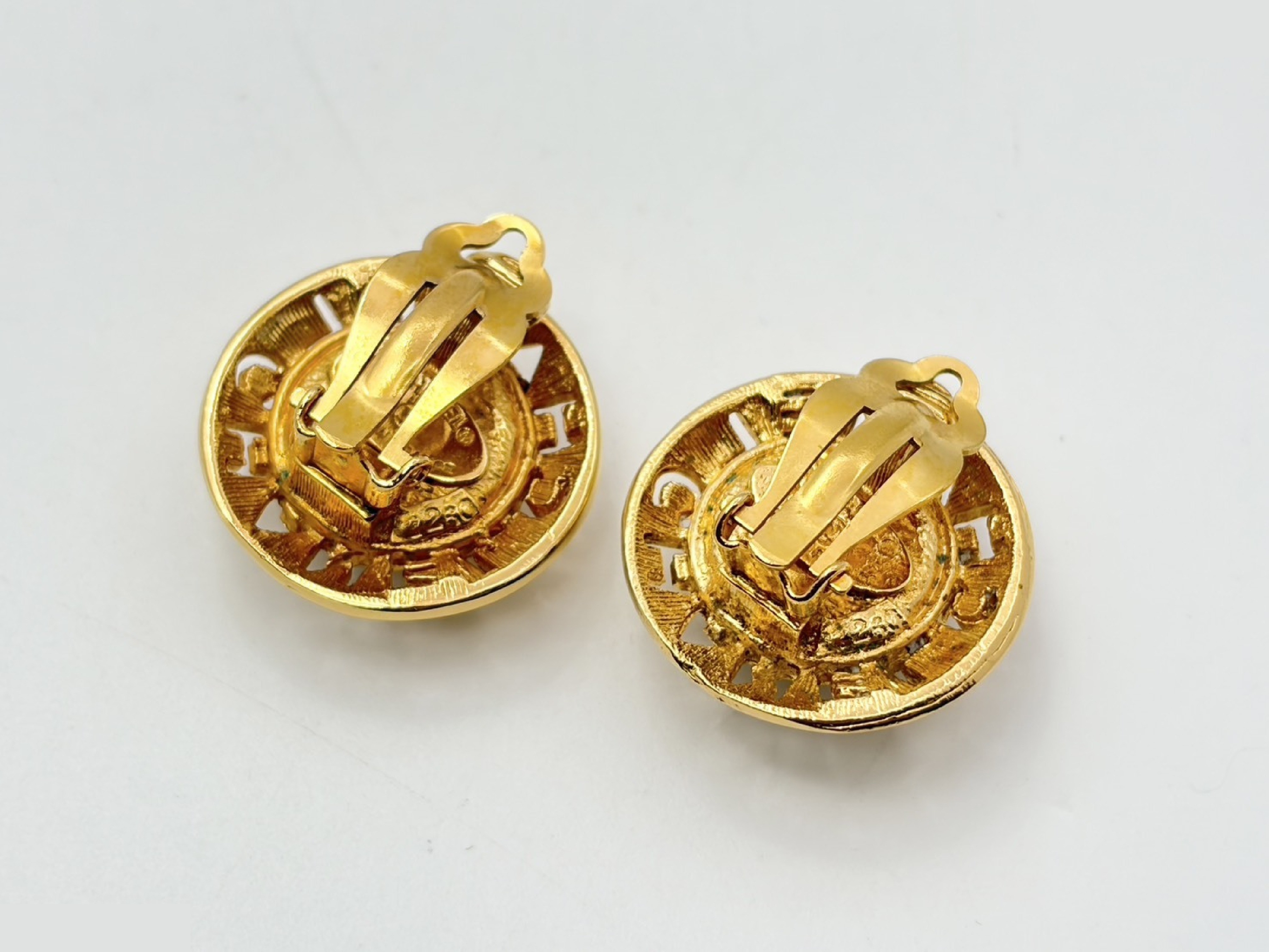 logo fake pearl round earrings with rice 2260 — view 2