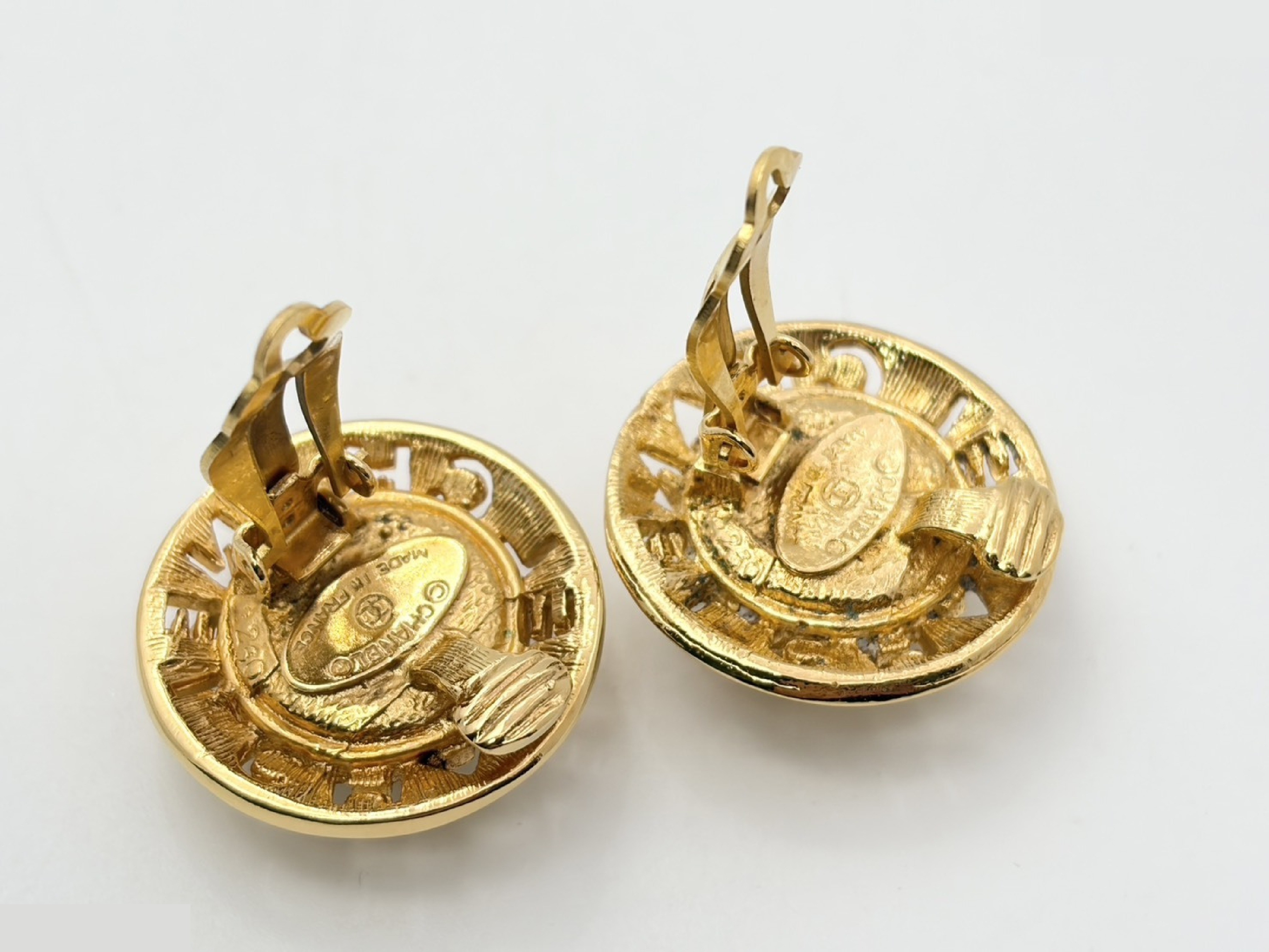 logo fake pearl round earrings with rice 2260 — view 3