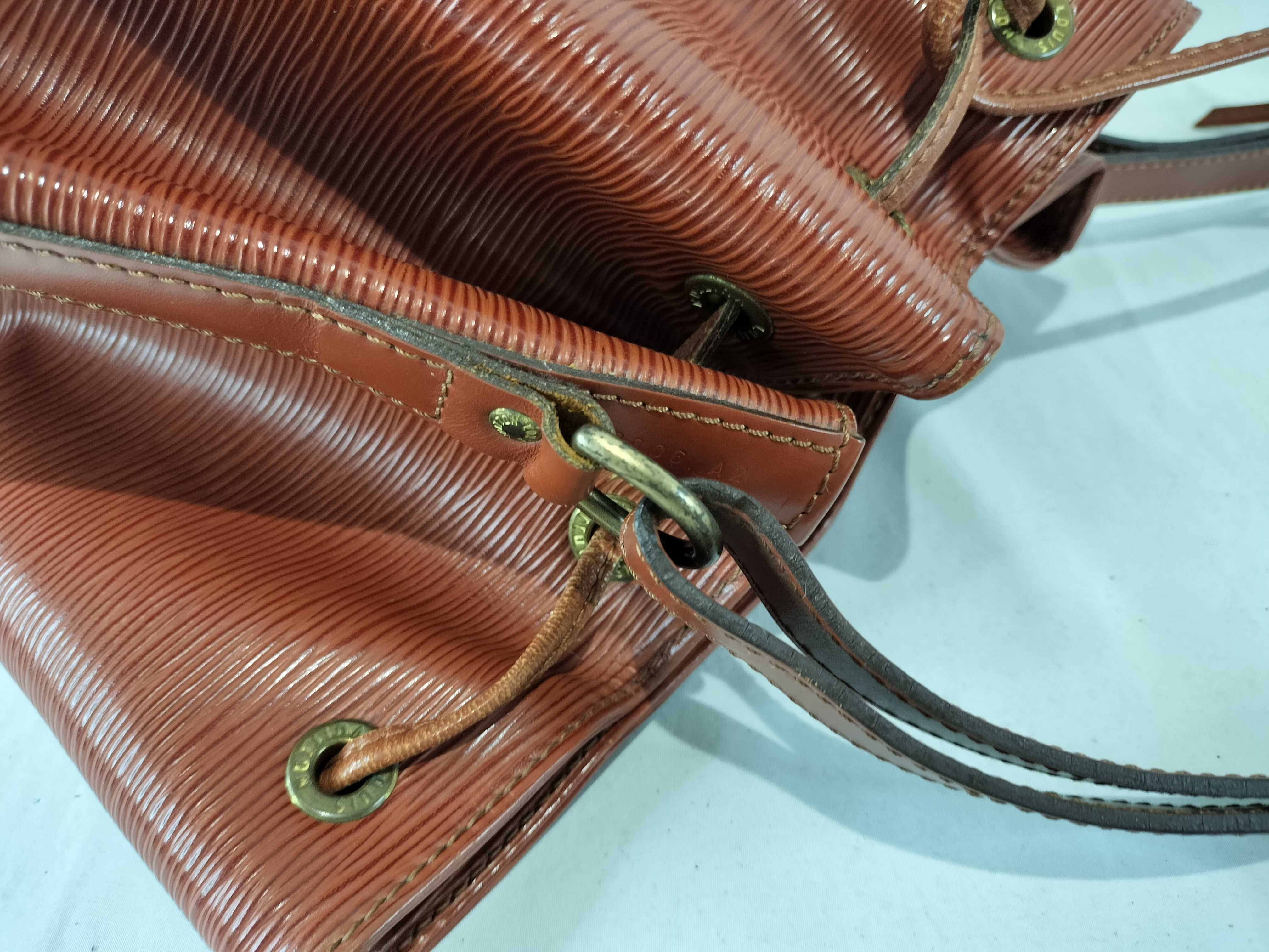 Epi Noé Brown Shoulder Bag — view 5