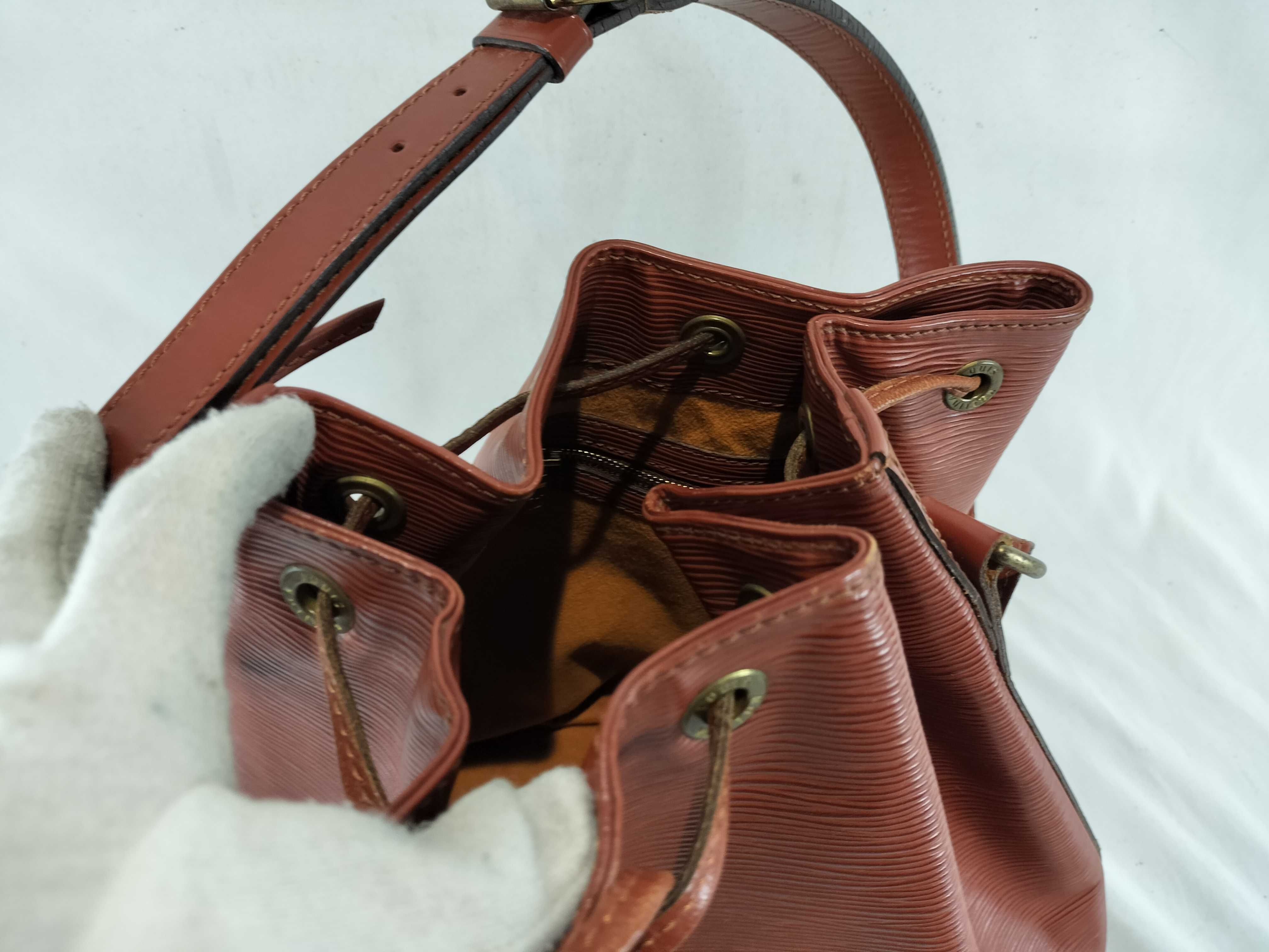 Epi Noé Brown Shoulder Bag — view 9