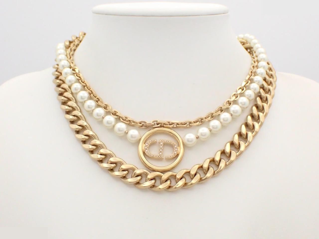 Gold necklace — view 3