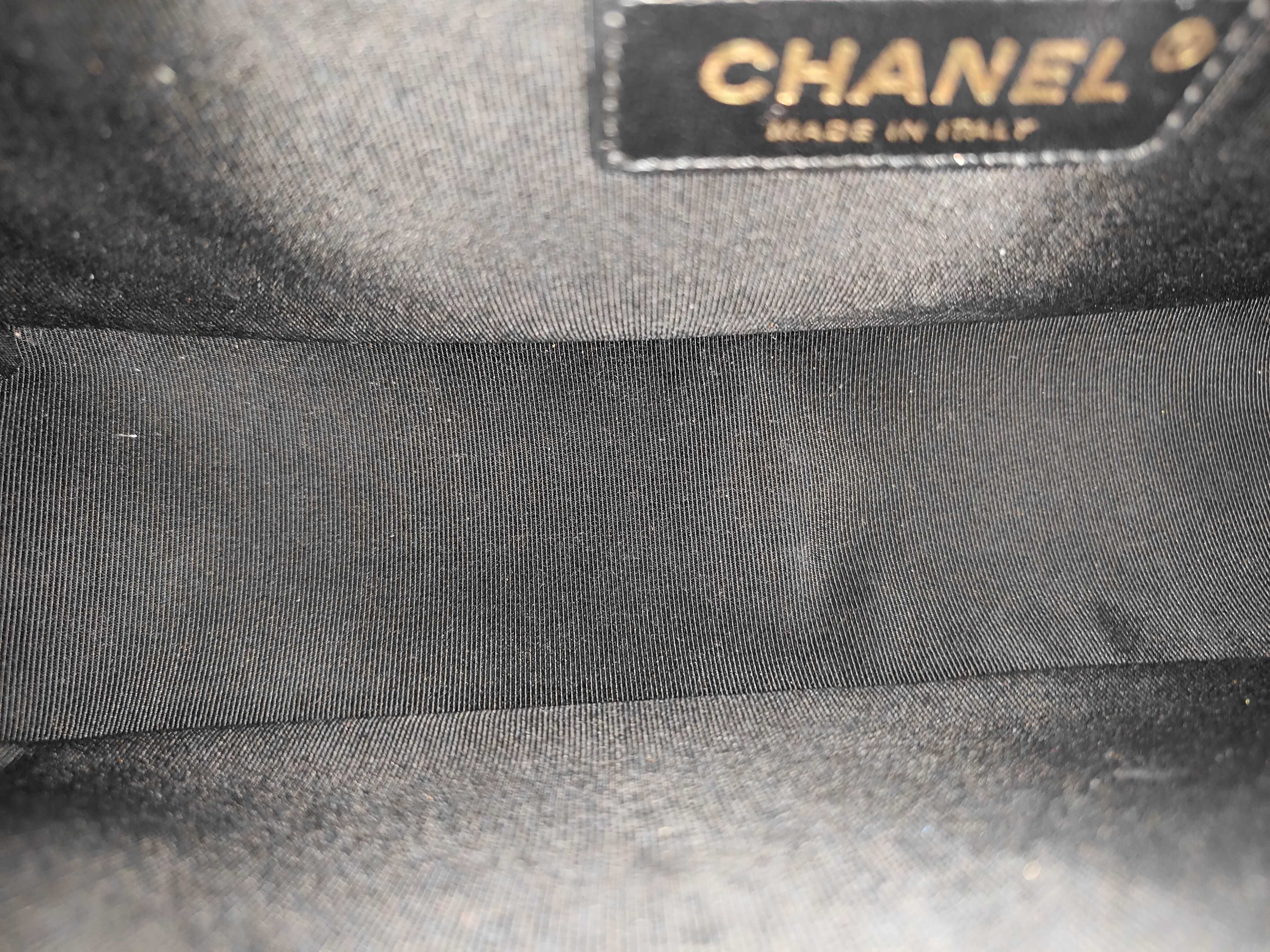 Matelassé Boy Chanel Caviar Skin Black Gold Hardware Serial Number 28-series Shoulder Bag — view 10