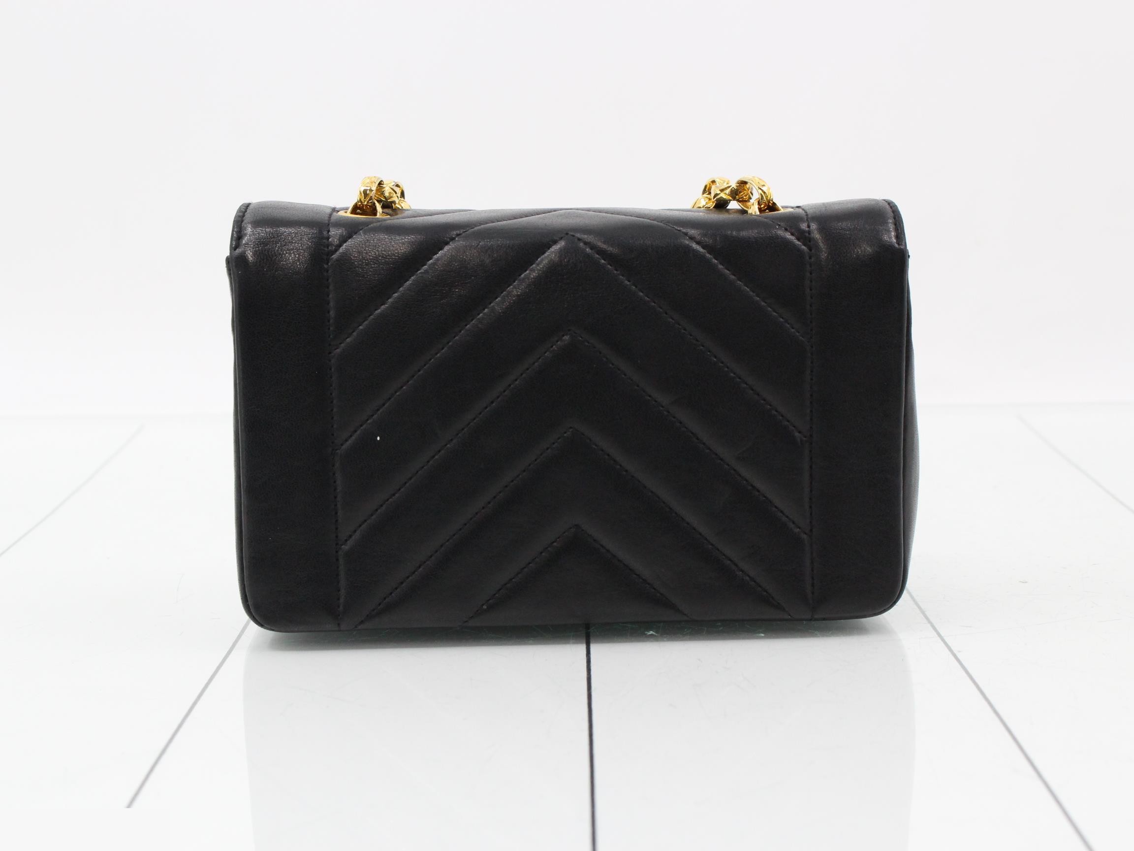 Pearl V-stitch chain shoulder bag — view 2
