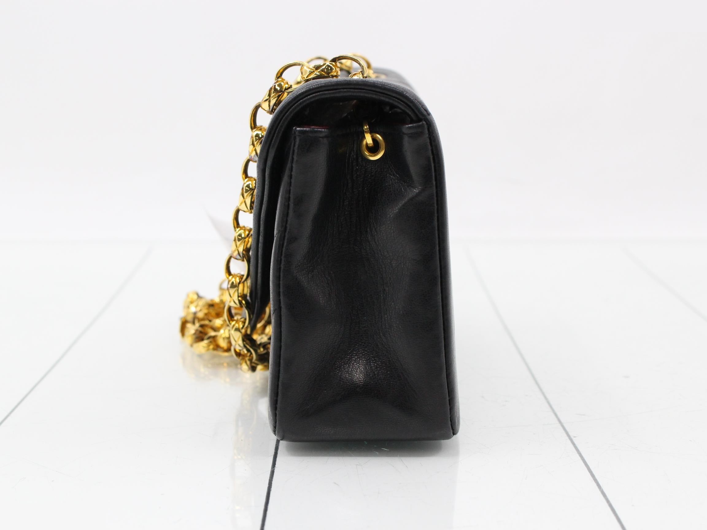 Pearl V-stitch chain shoulder bag — view 3