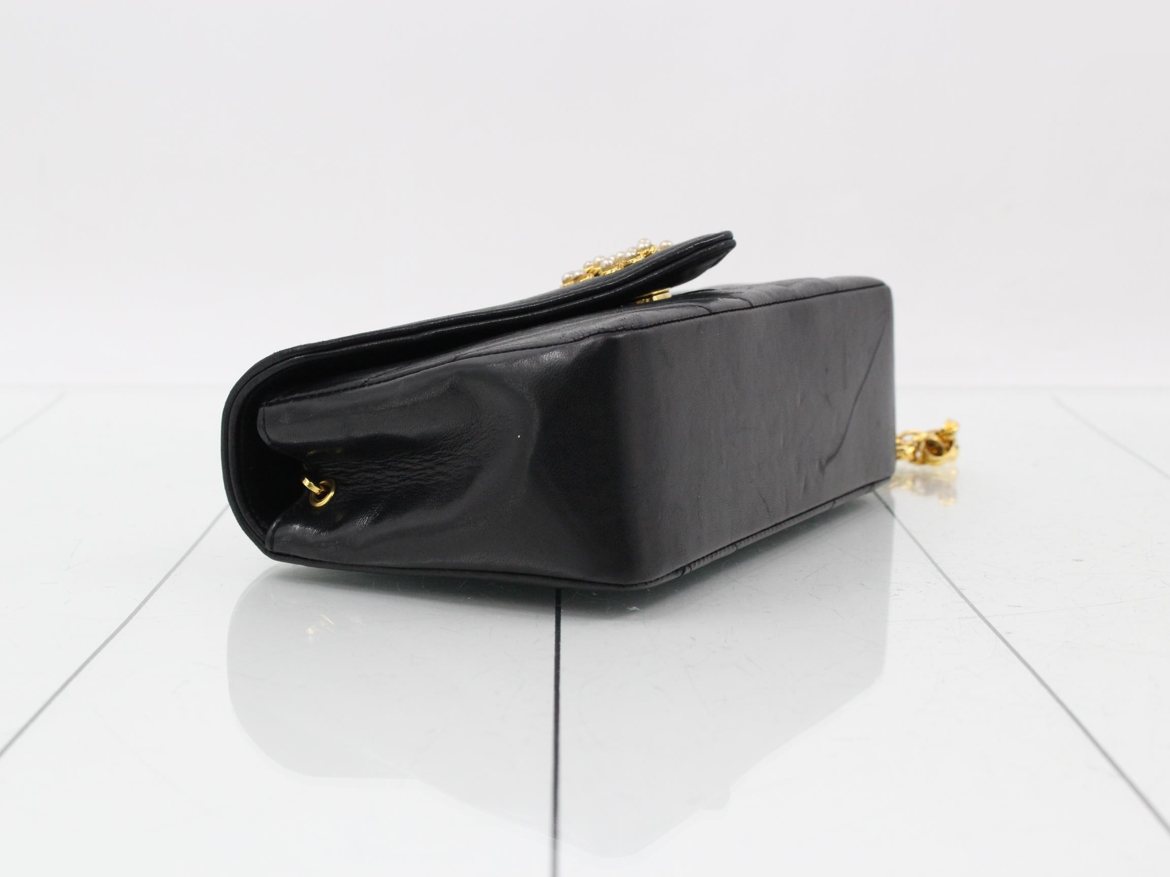 Pearl V-stitch chain shoulder bag — view 5