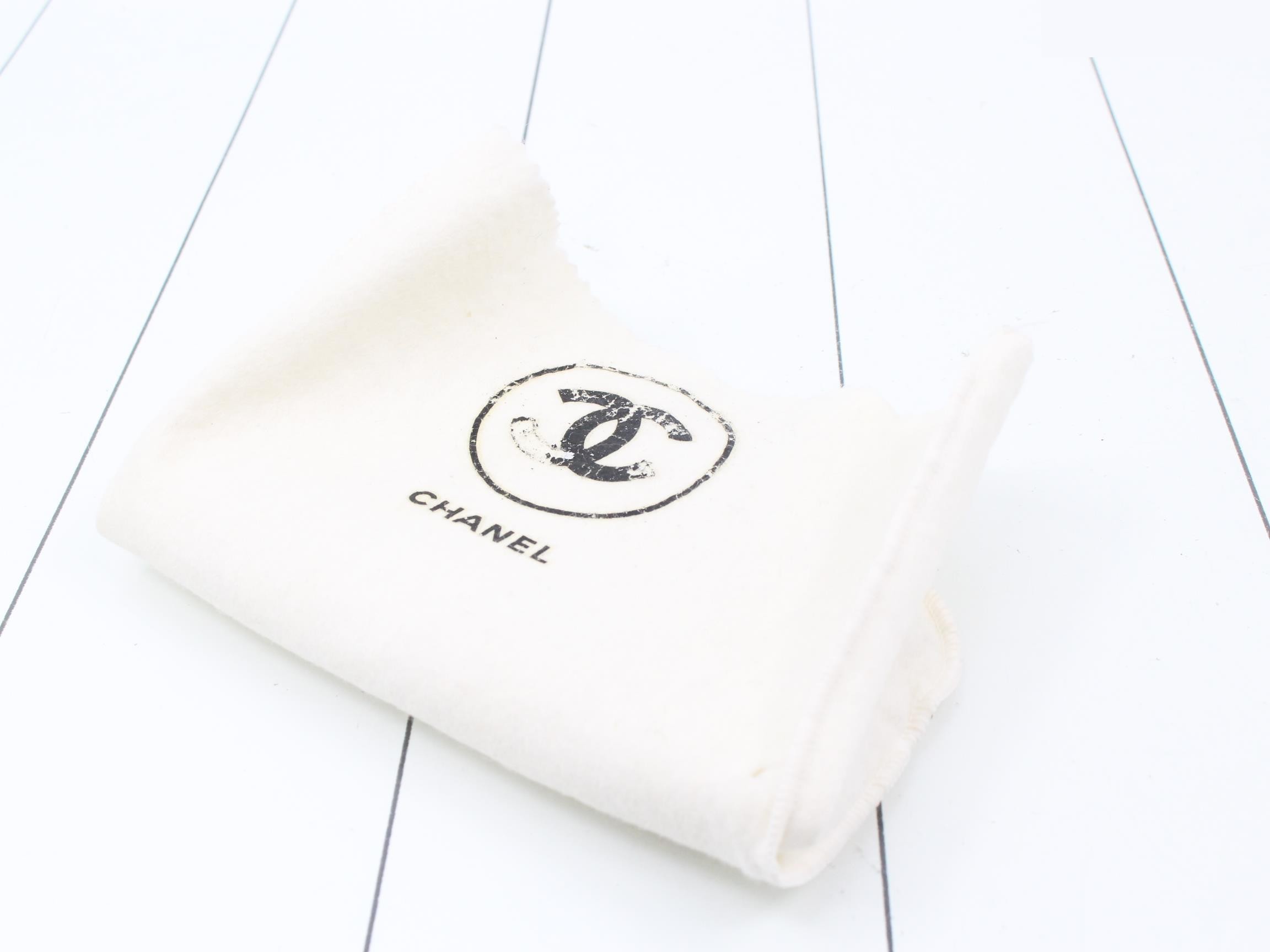 Pearl V-stitch chain shoulder bag — view 7