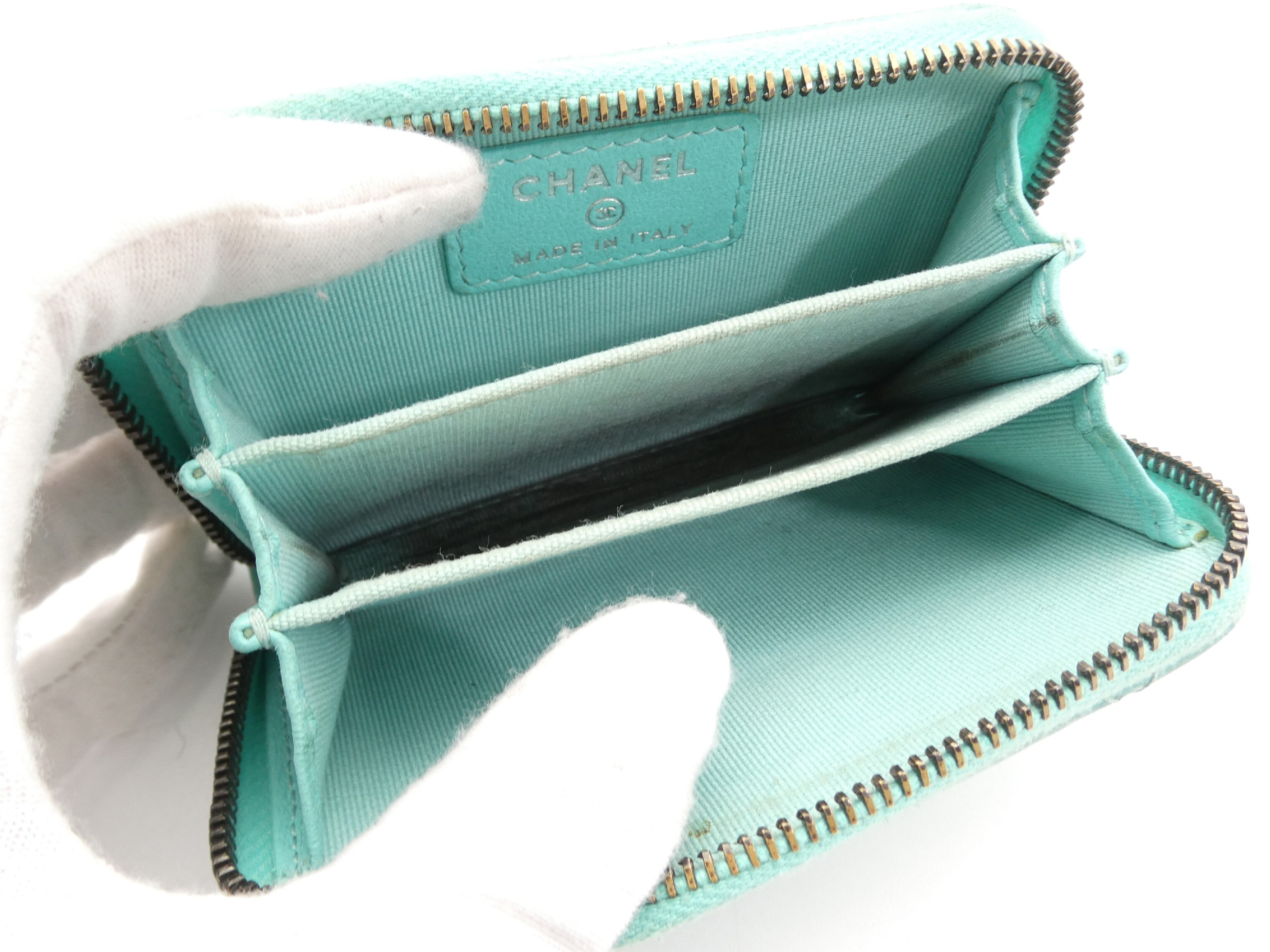 Matelassé Coco Mark Round Zipper Coin Case — view 7