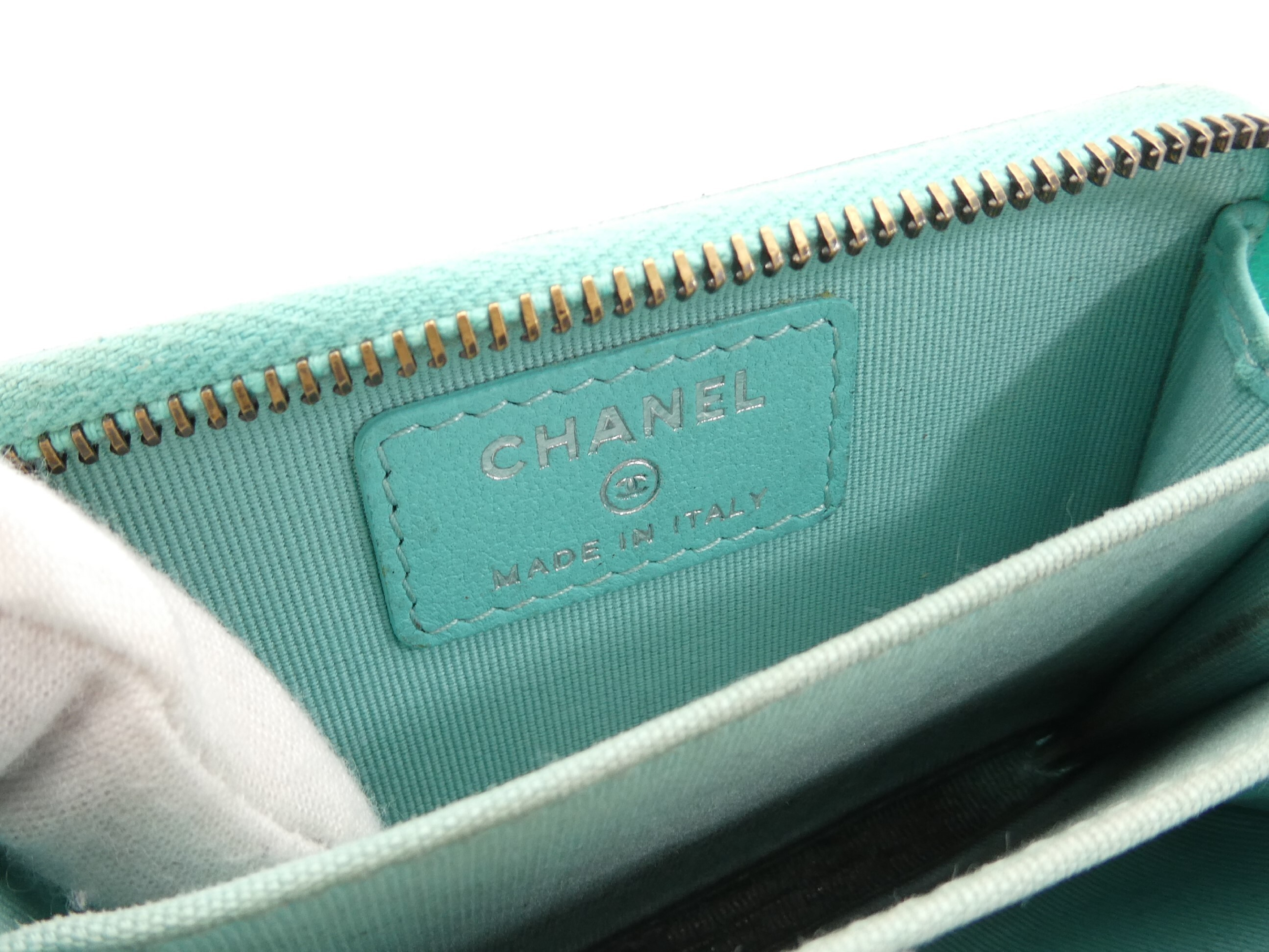 Matelassé Coco Mark Round Zipper Coin Case — view 8