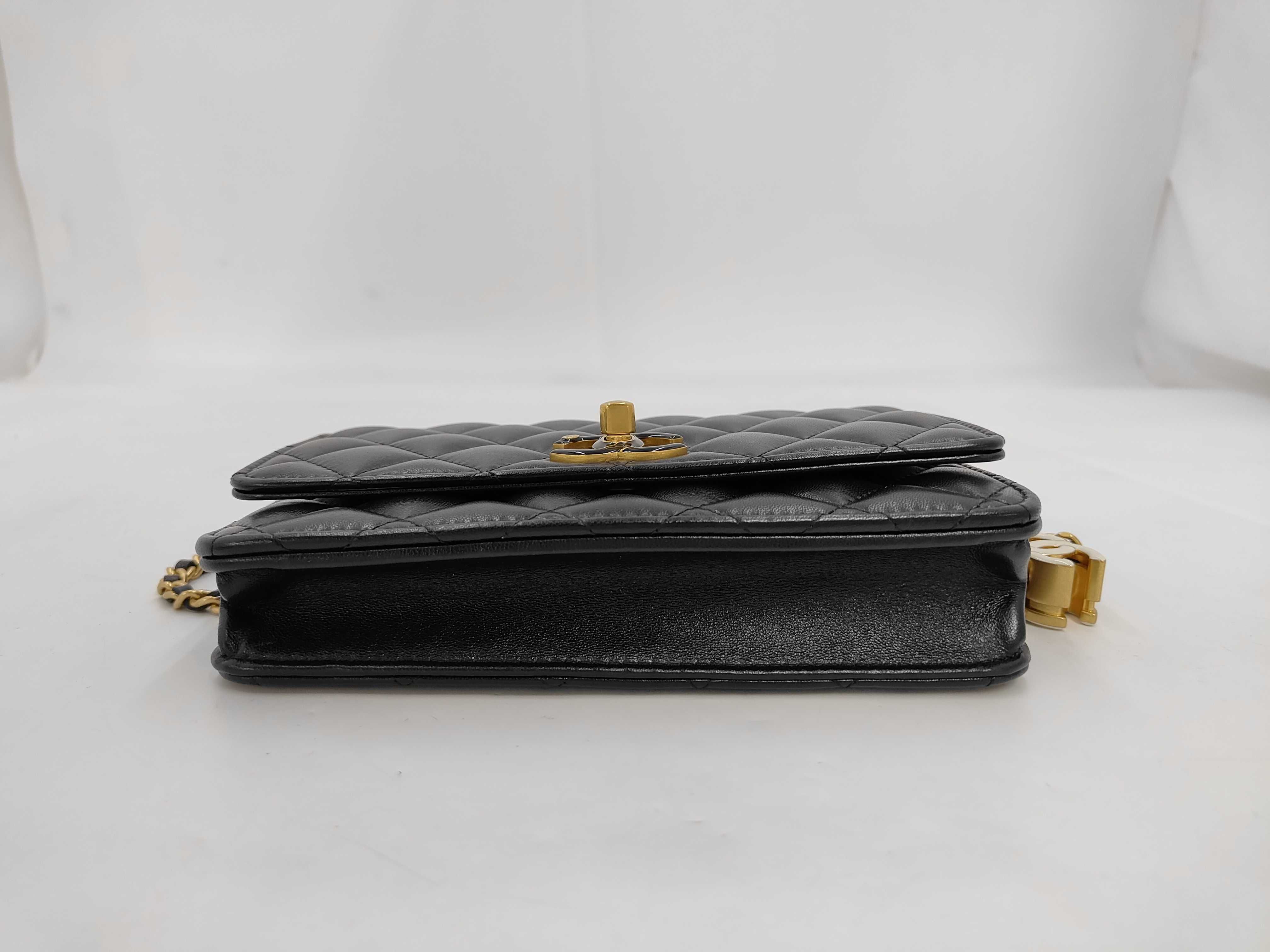 CC Logo Matelassé Chain Wallet Shoulder Bag — view 4