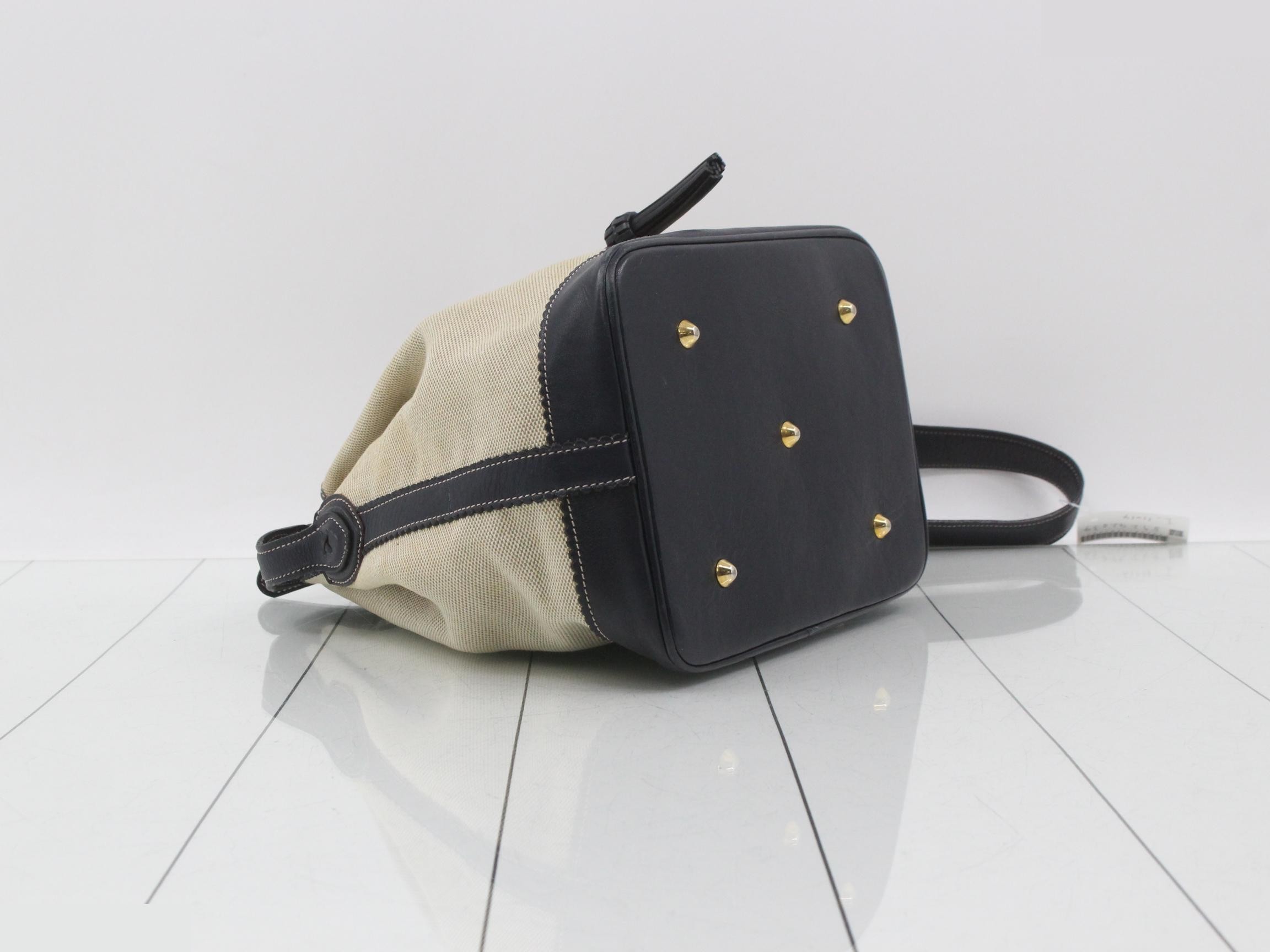 Canvas shoulder bag with drawstring closure, available in white and navy. — view 5