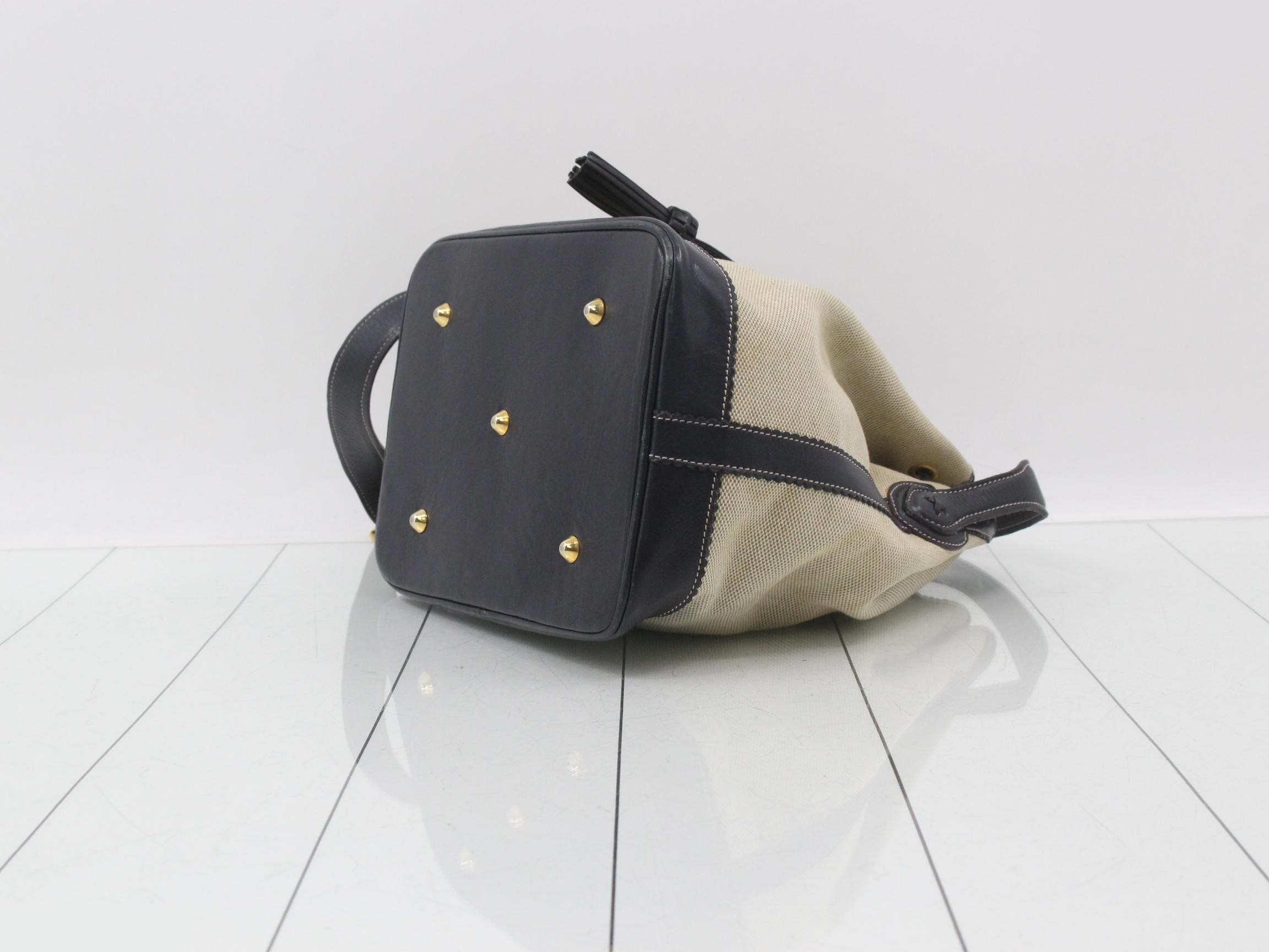 Canvas shoulder bag with drawstring closure, available in white and navy. — view 6