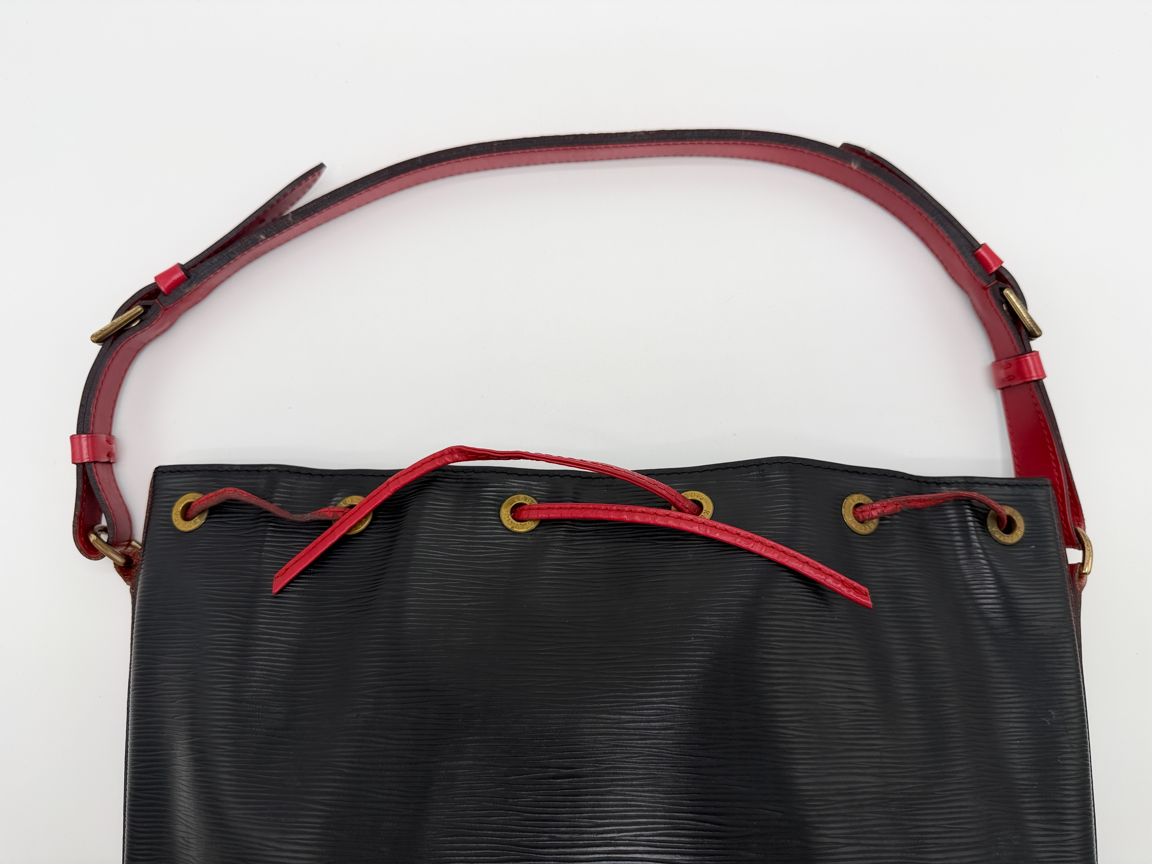 Epi M44017 Noé Bicolor Noir x Castilian Red Shoulder Bag — view 13