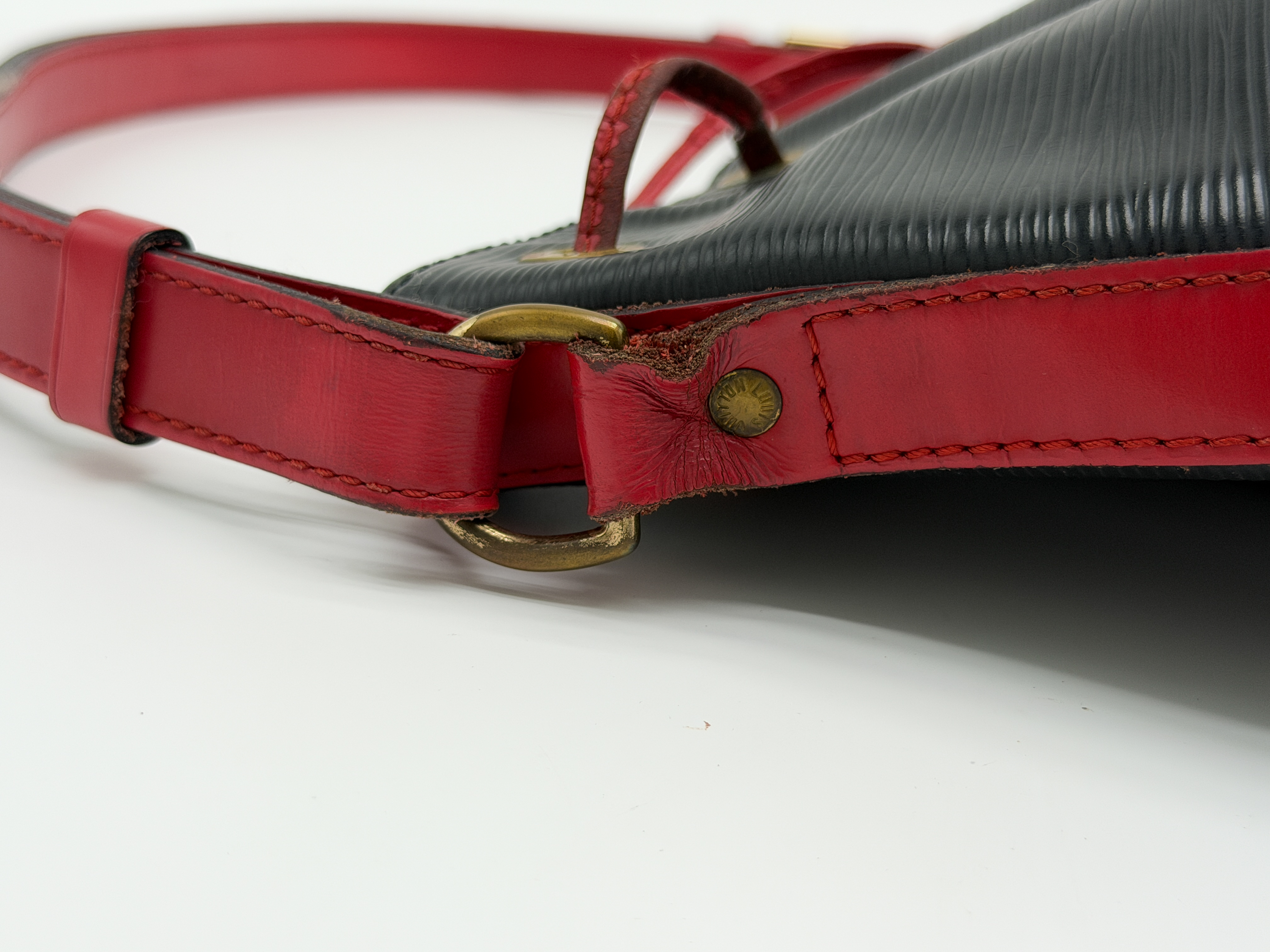 Epi M44017 Noé Bicolor Noir x Castilian Red Shoulder Bag — view 5
